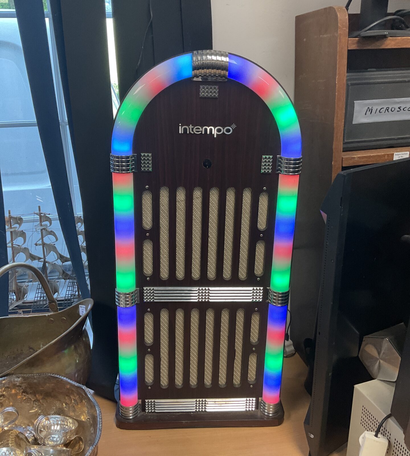 Intempo bluetooth jukebox machine