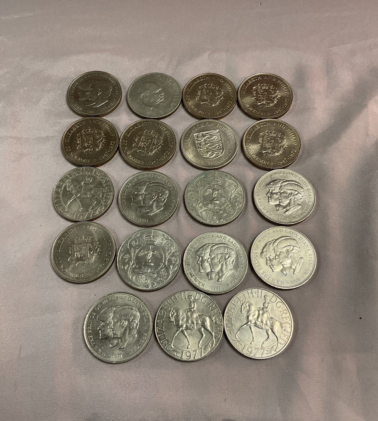 19 Commemorative crowns inc churchill