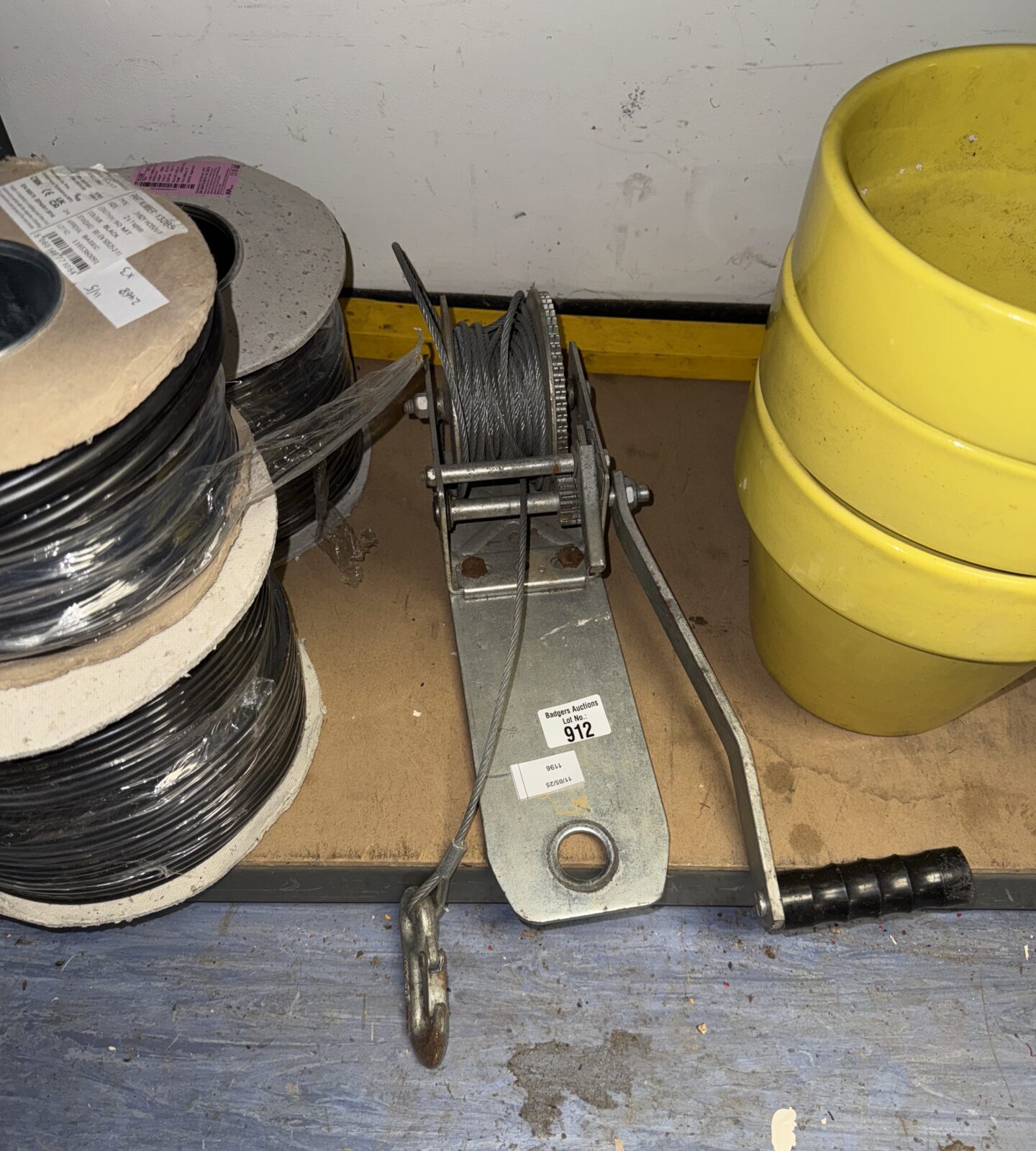 Steel cable winch