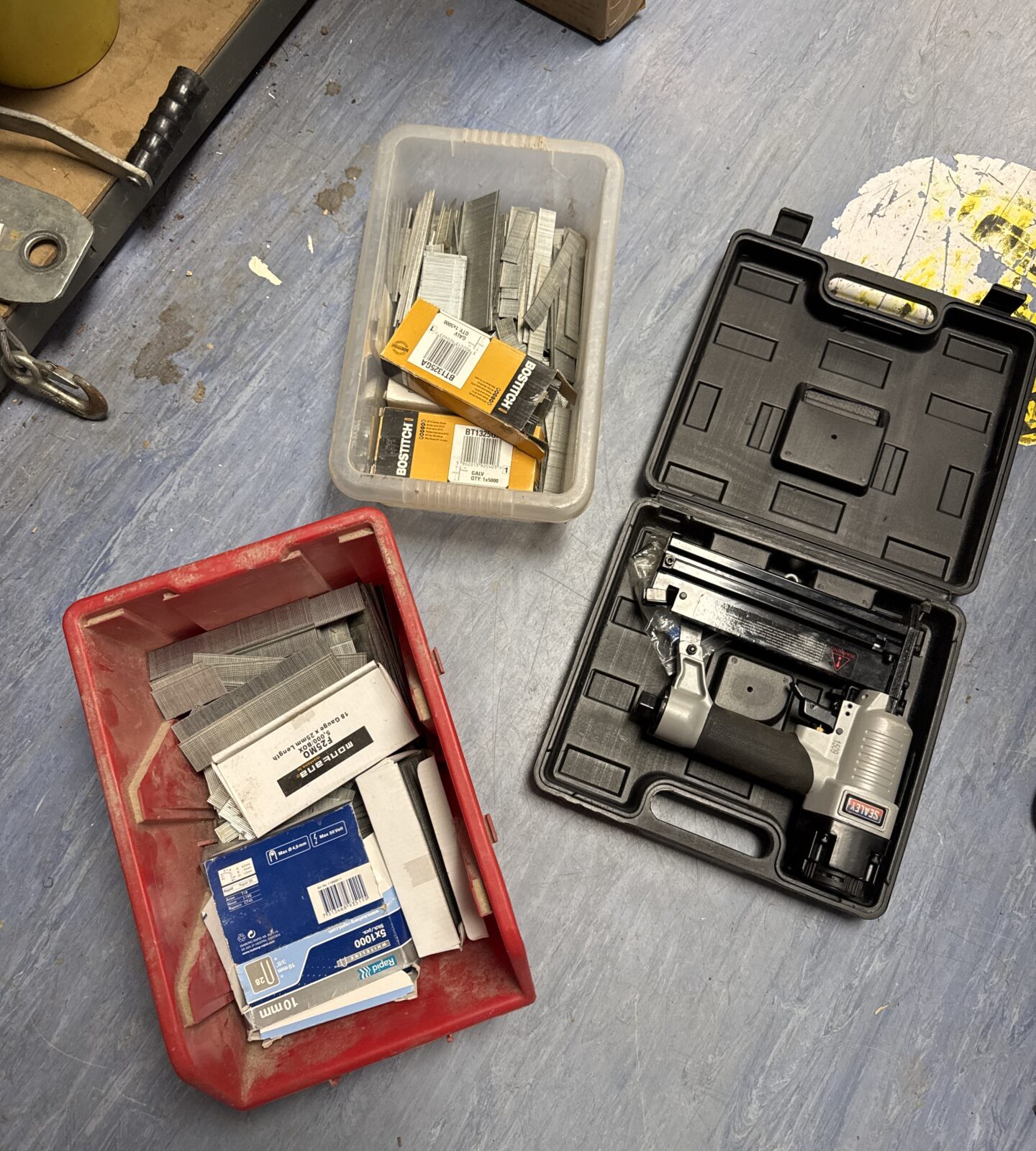 Sealey pneumatic stapler with selection of staples