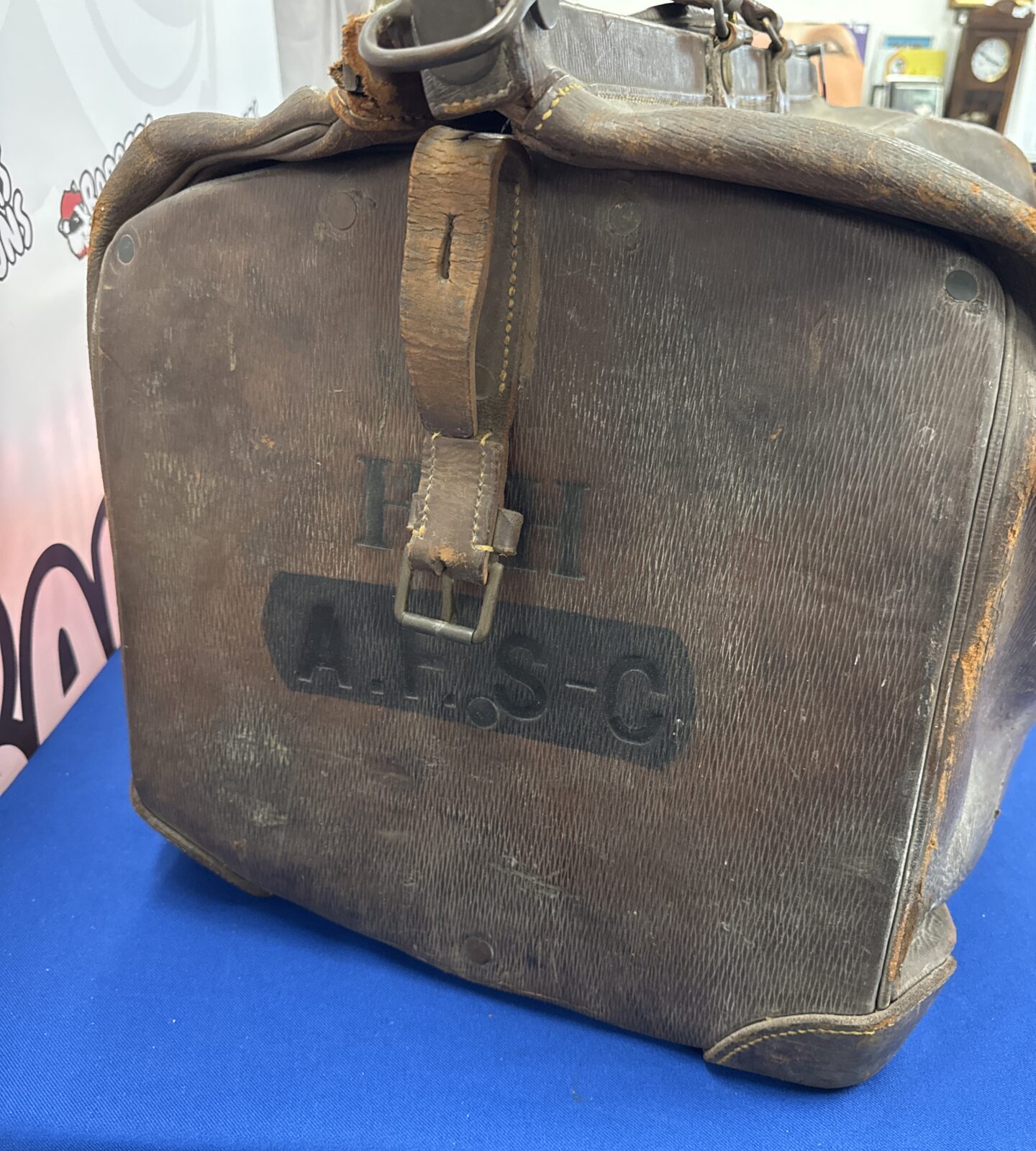 Large antique leather hold-all - Image 2