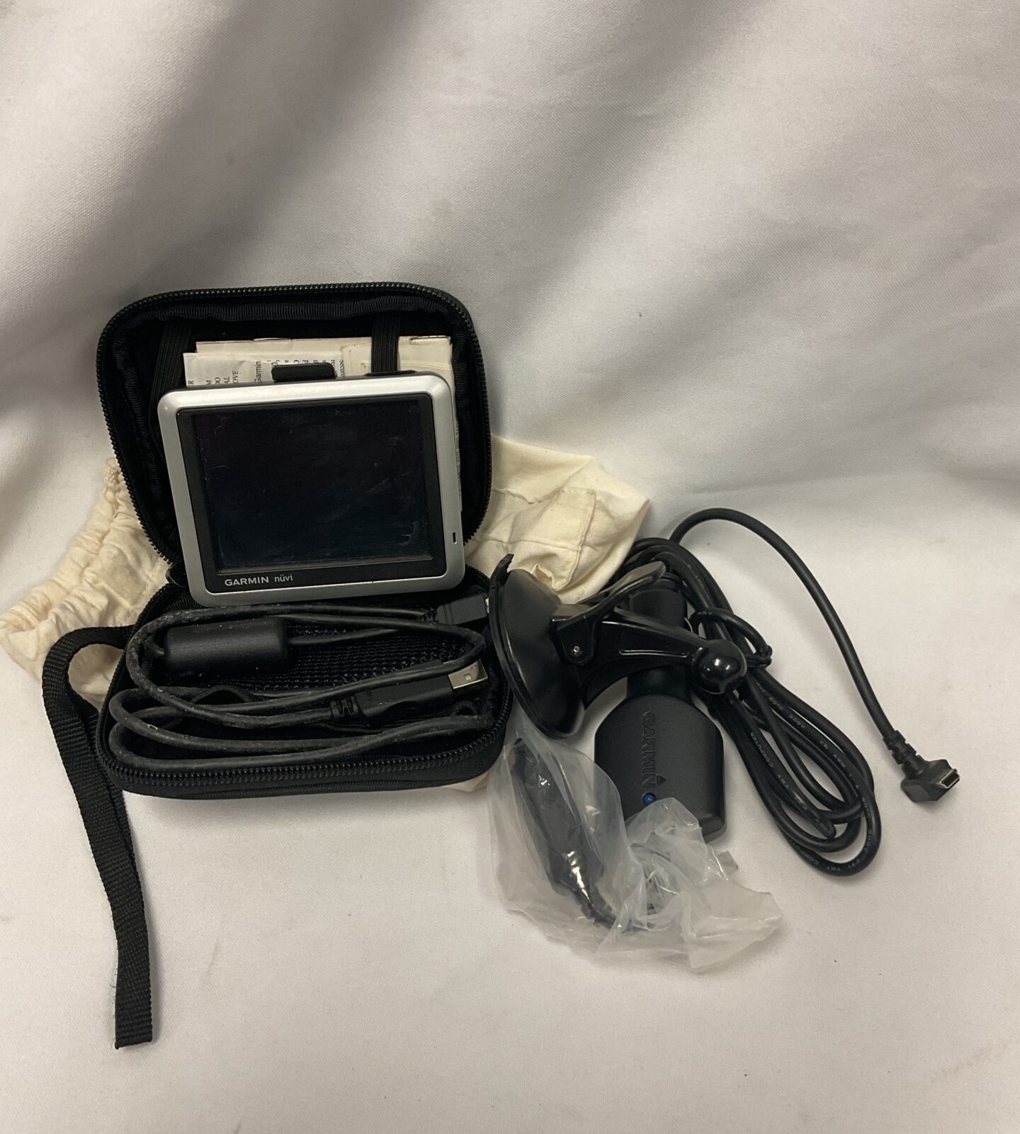 Garmin nuvi satnav with cables