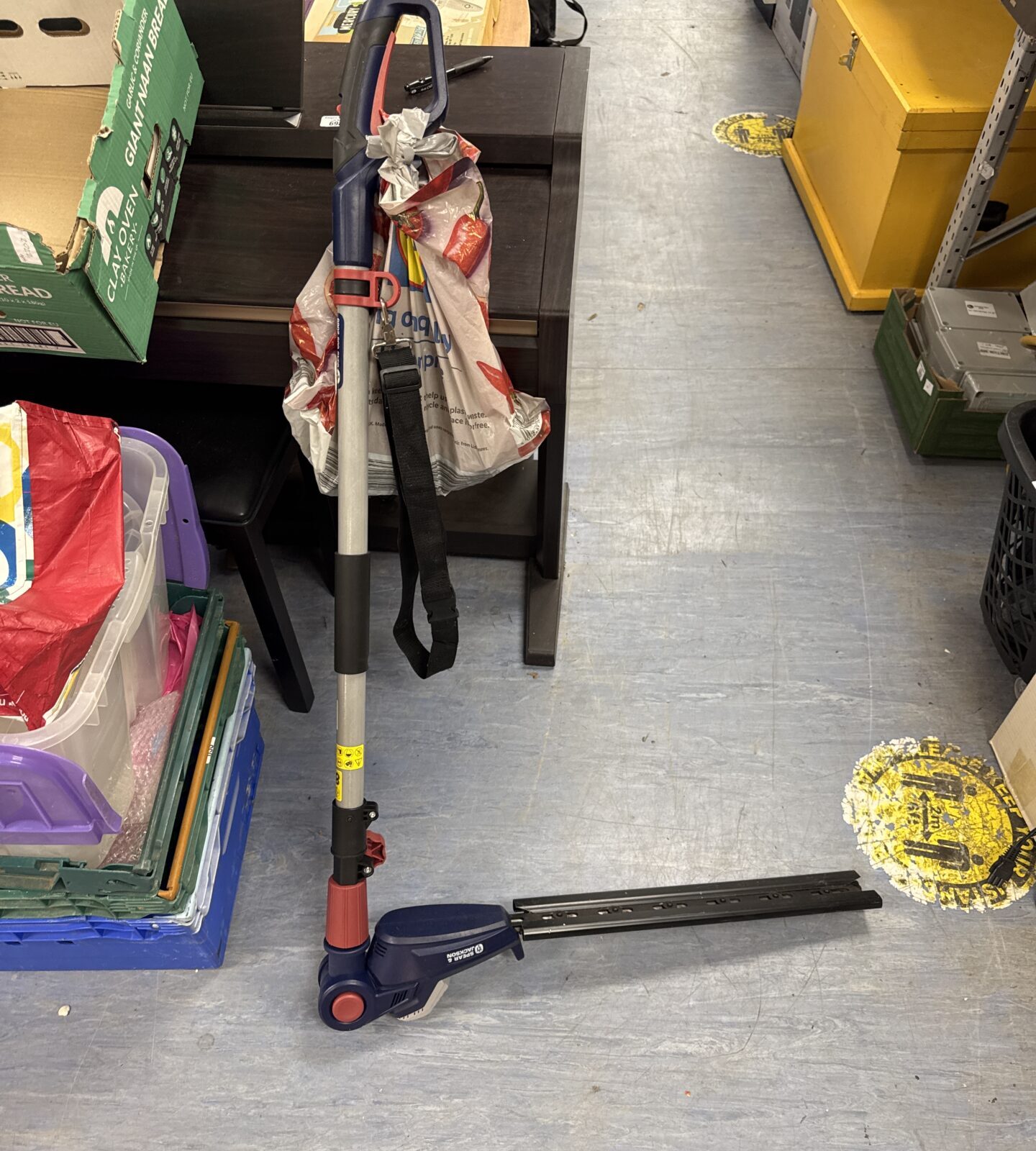 Spear & Jackson cordless hedge trimmer with charger & battery - untested