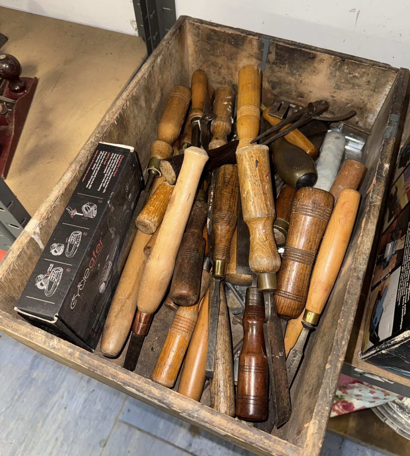 Tray of vintage woodworkers tools mostly chisels