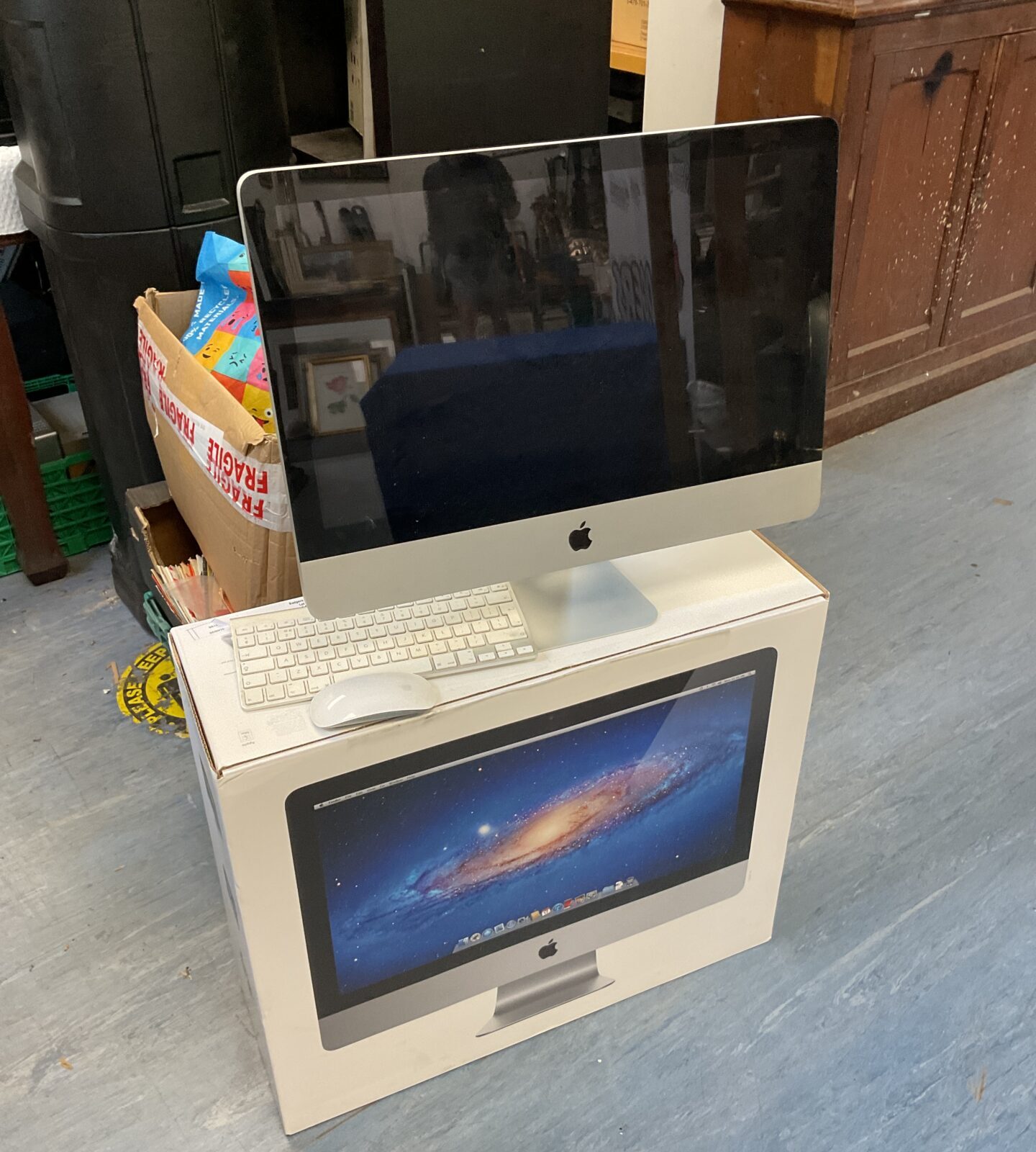 Apple imac 21.5” computer model a1311  with keyboard & mouse