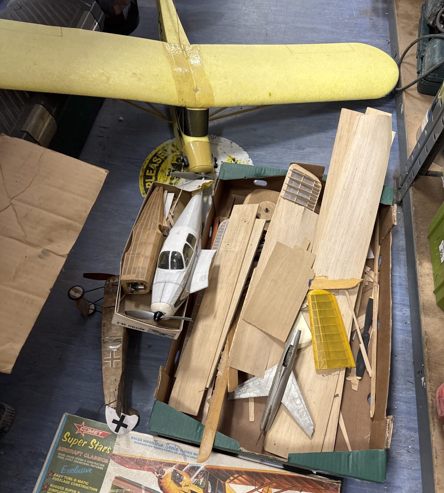 Selection of model plane items inc some partially built & for repair - Image 3