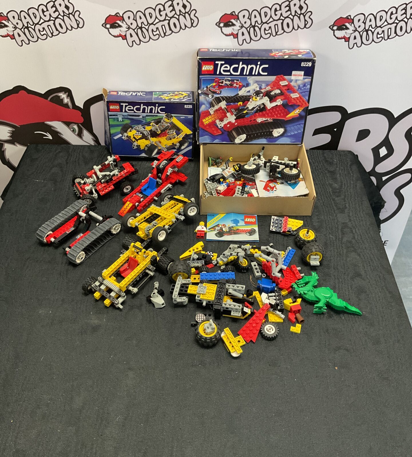 Selection of mixed vintage Lego inc Lego technics sets and pieces