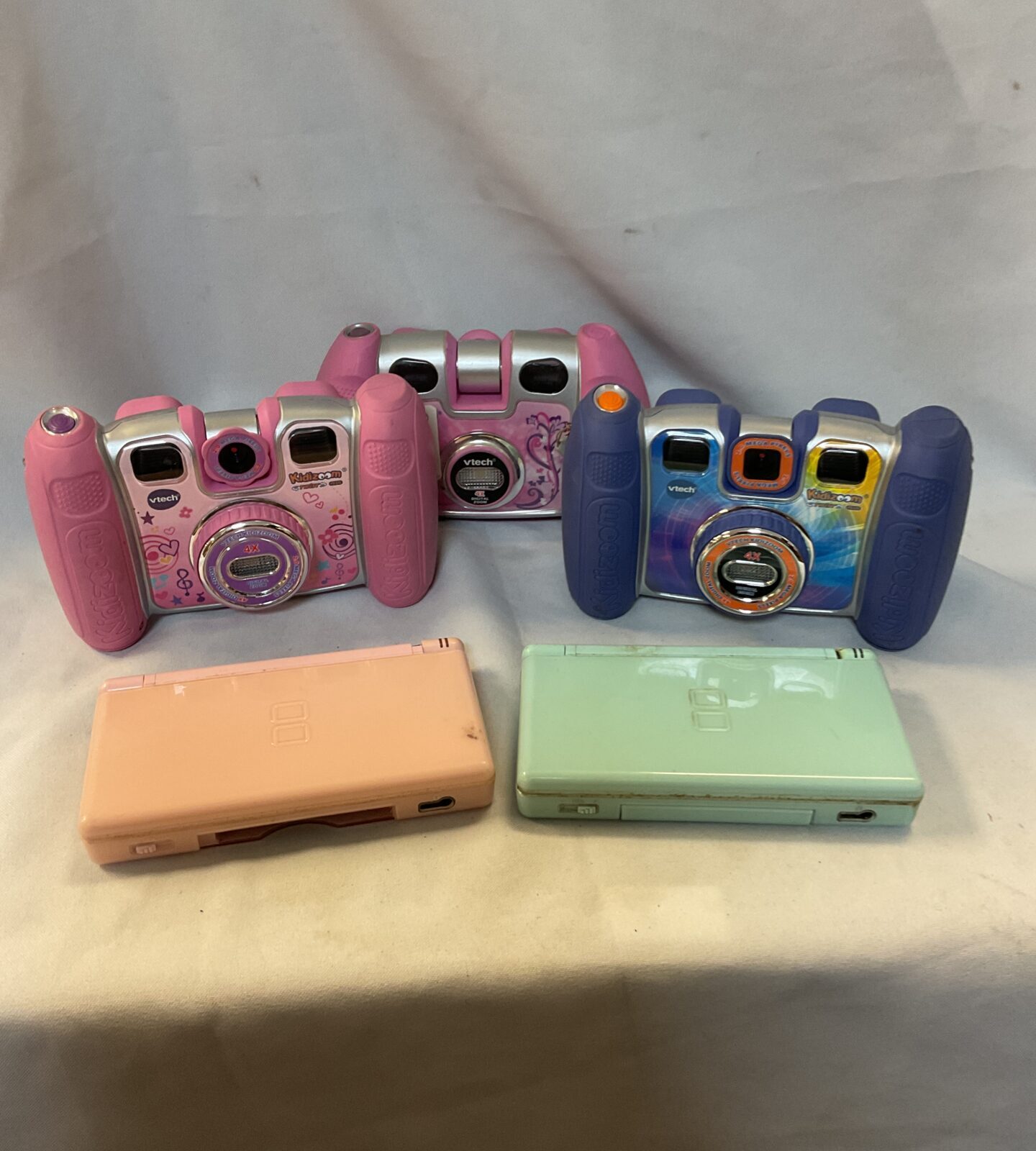 Two Nintendo ds lite consoles & three vtech childrens cameras
