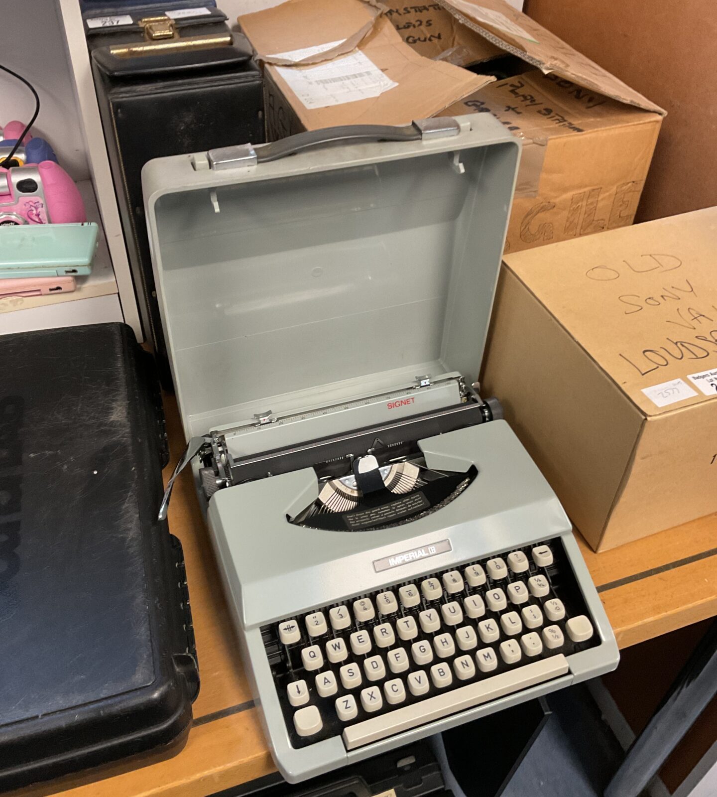 Imperial signet mechanical typewriter