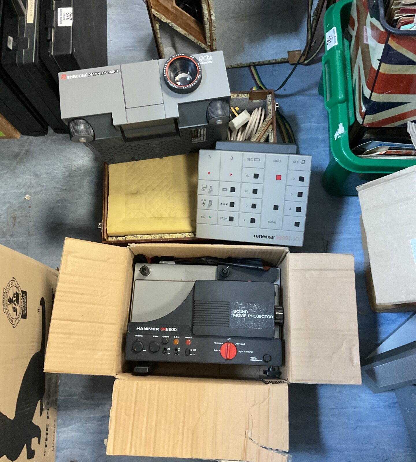 Two projectors including reflecta diamator 1500 ce
