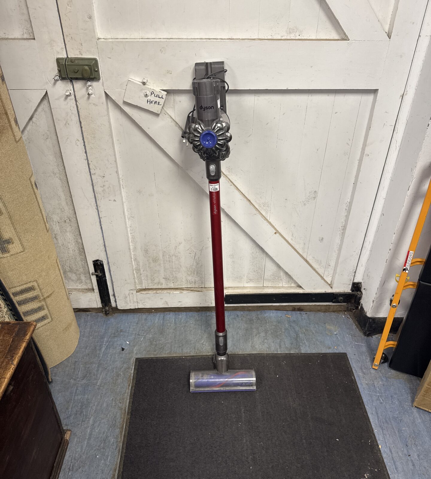 Dyson v6 total clean cordless hoover with charger - powers on, head brush not spinning