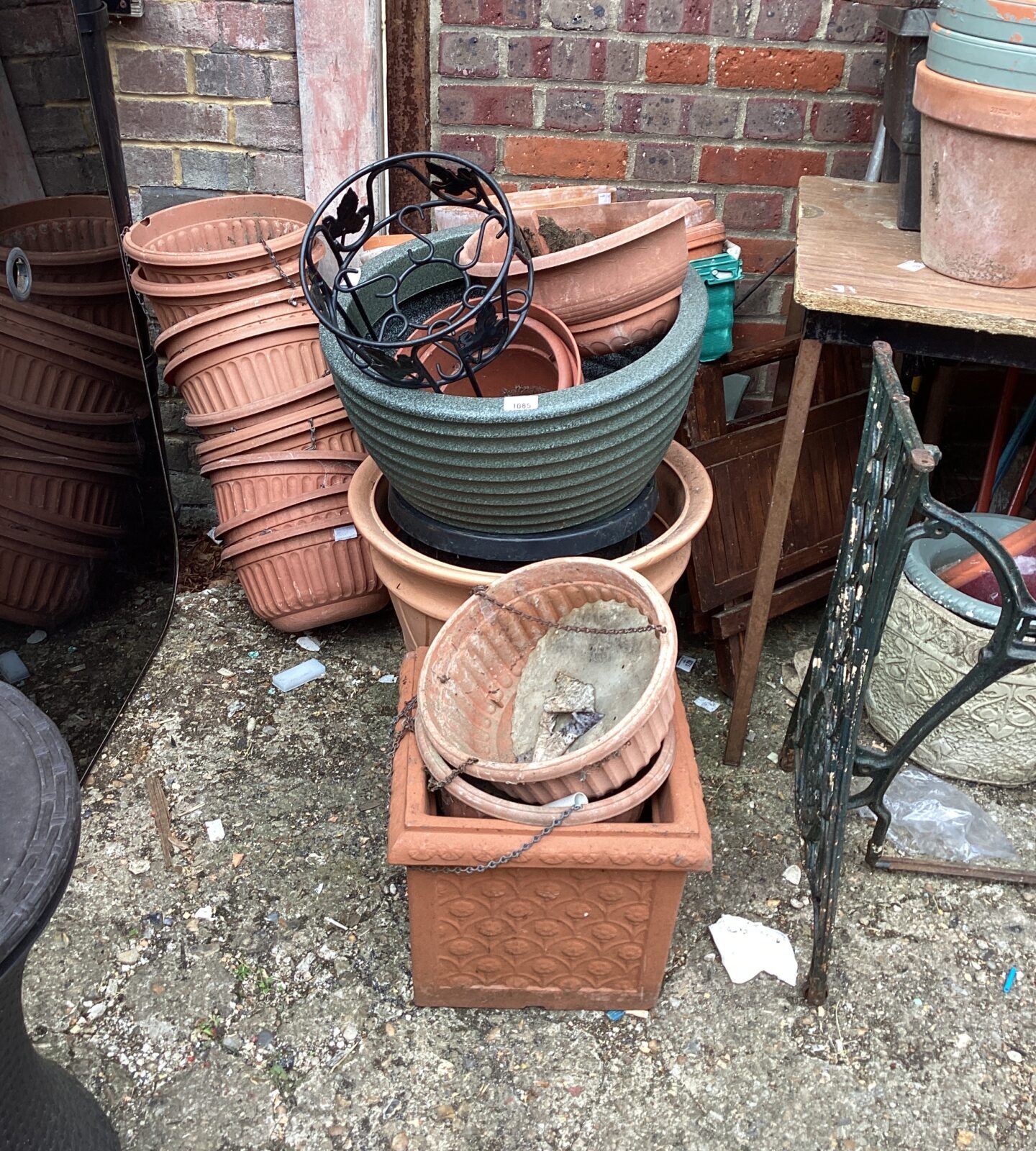 Large quantity ofgarden pots and plastic planters