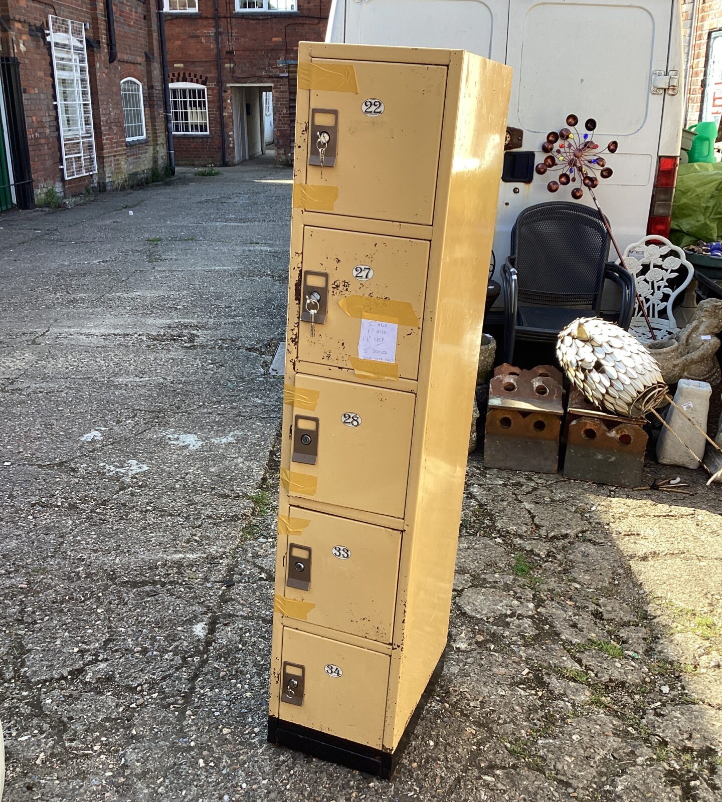 Metal locker unit with keys
