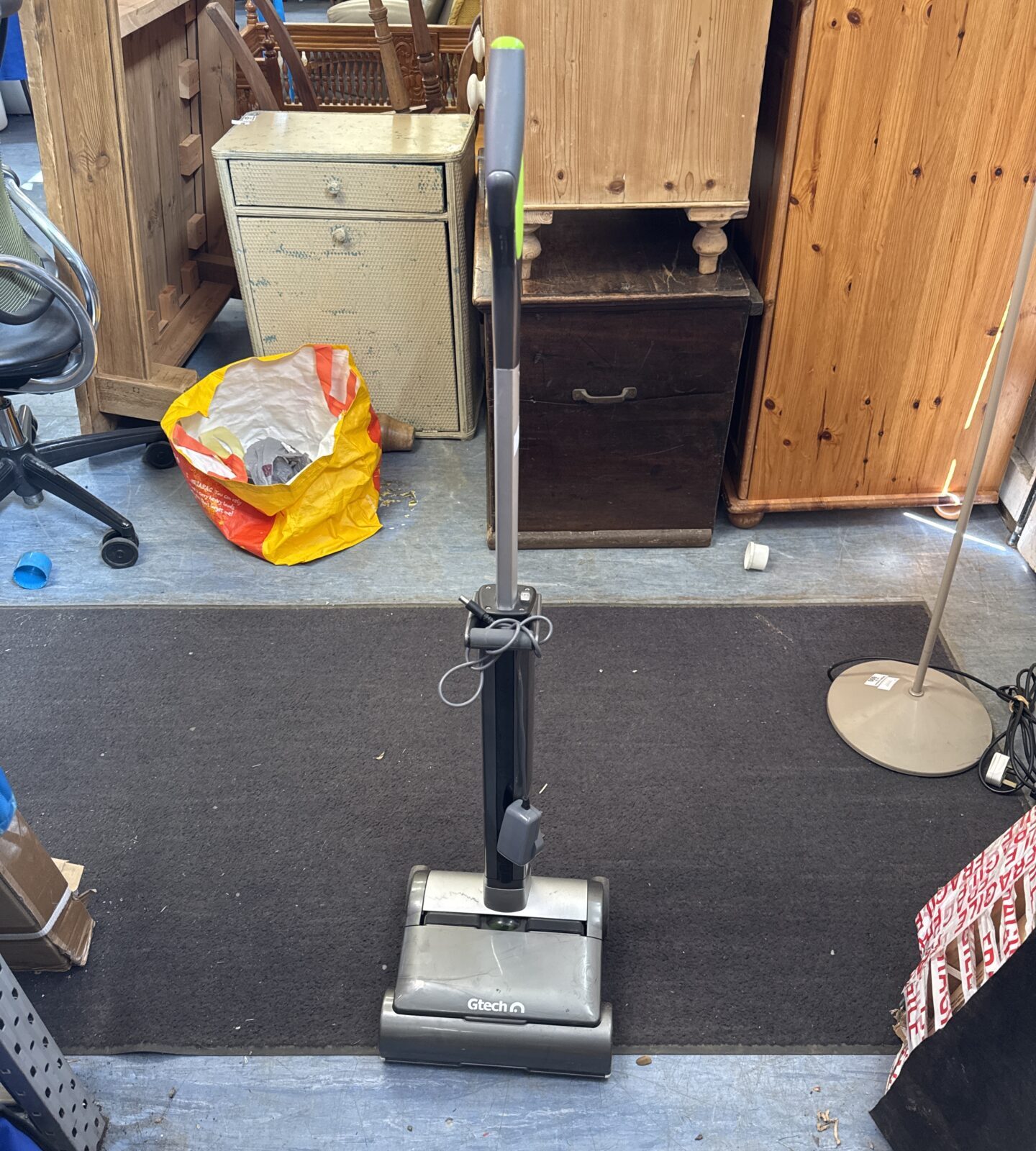 Gtech 22v air ram hoover with charger - powers on untested further