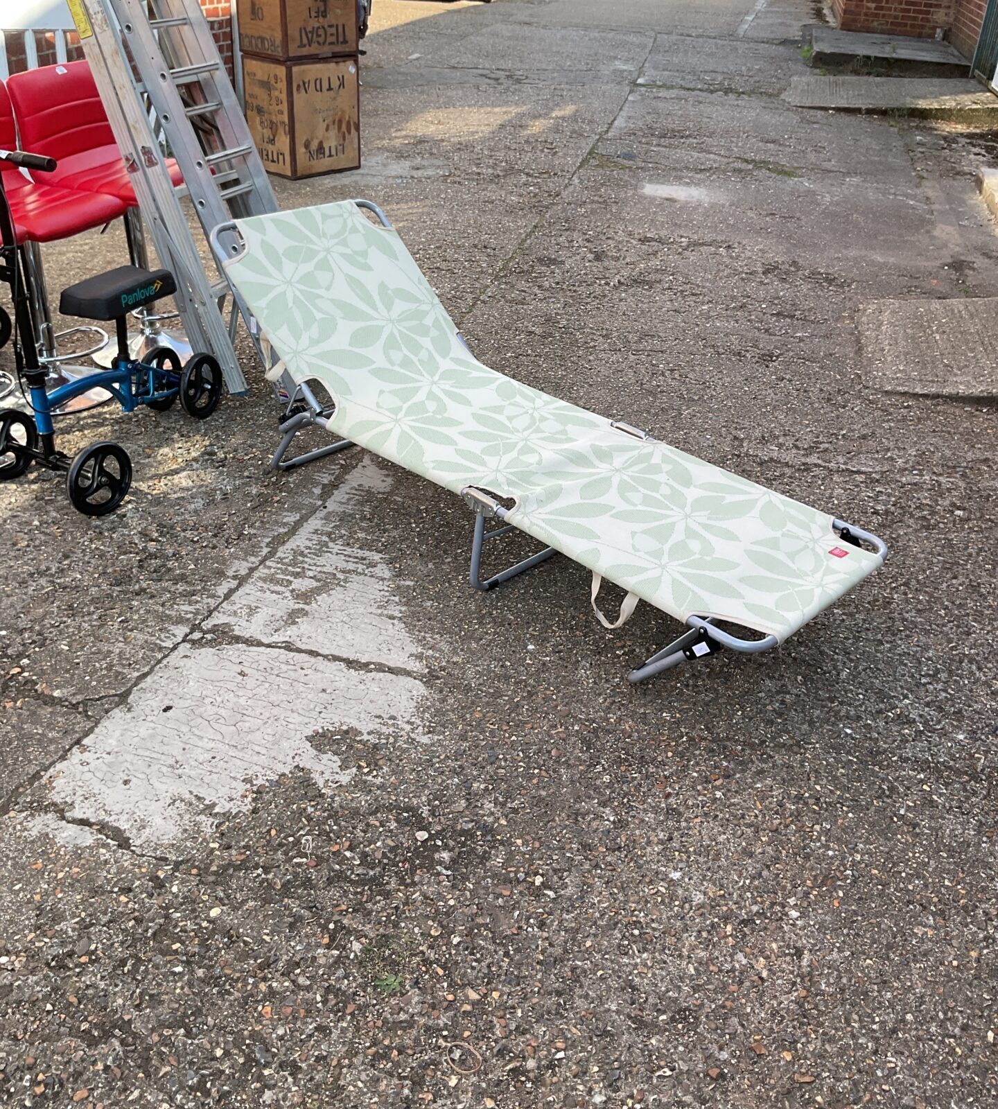 Large garden foldable sun lounger
