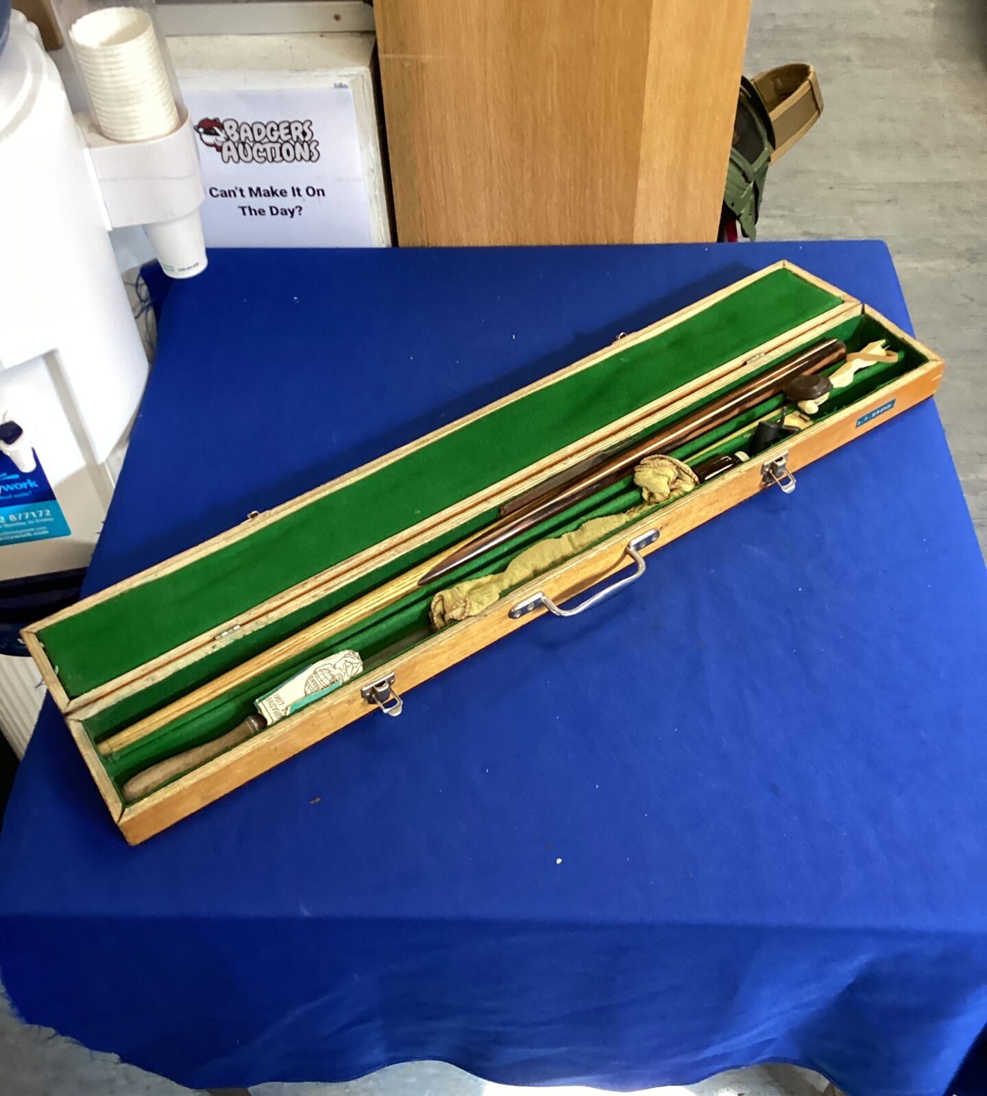 Riley snooker cue with case & accessories