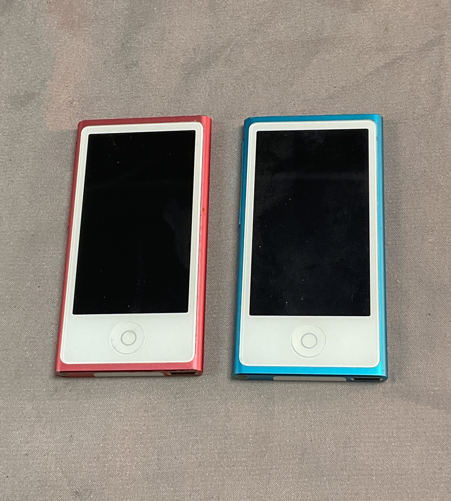 Two Apple iPods both working