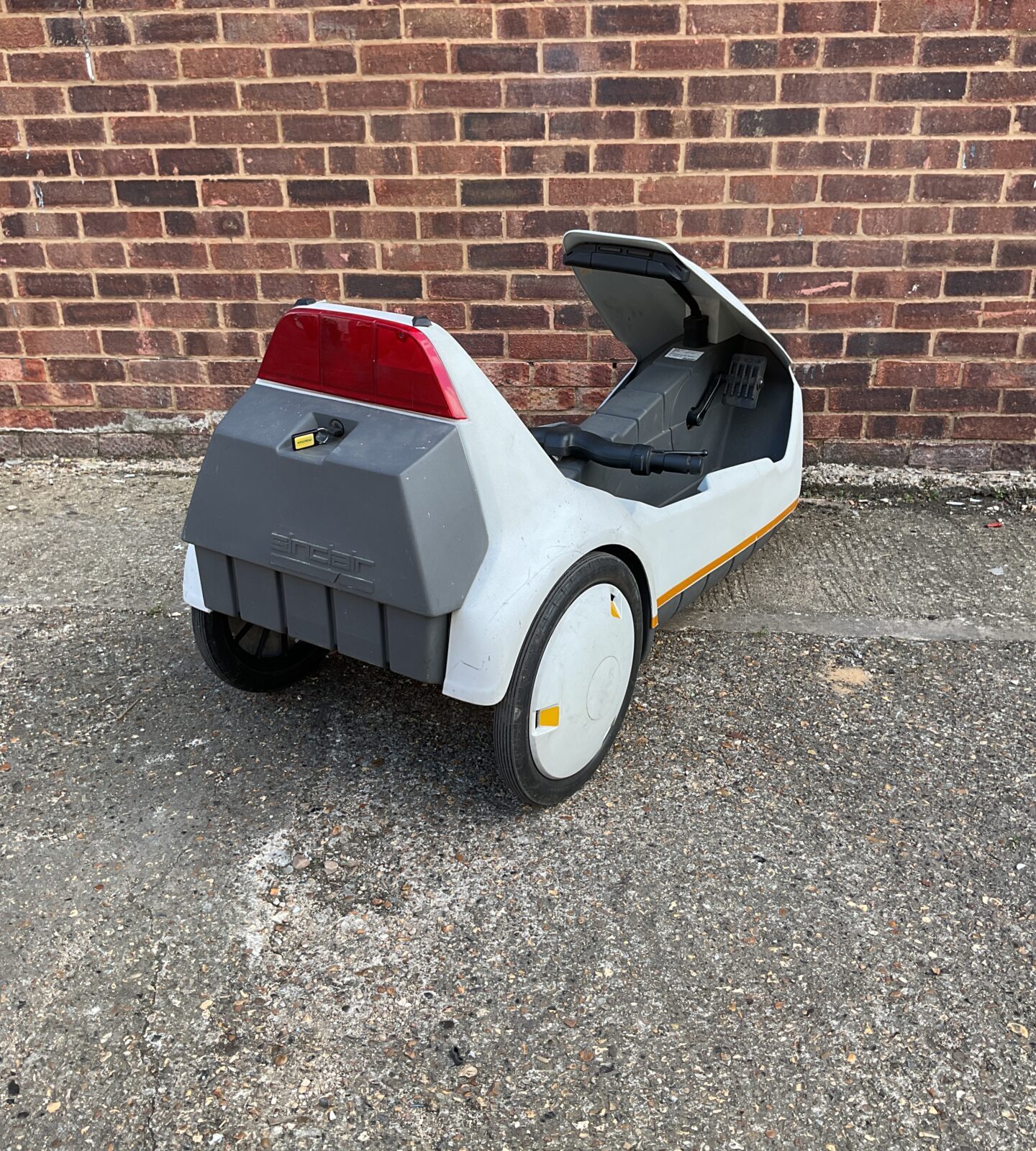 1985 Sincliar C5 1 Person Electric Vehicle Working With New Battery, Two Keys And Original Manuals. Good Overall Condition. - Image 2