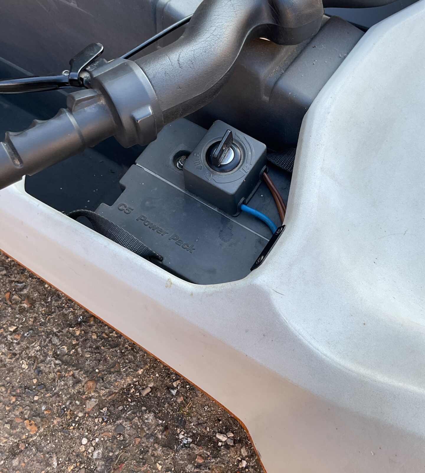 1985 Sincliar C5 1 Person Electric Vehicle Working With New Battery, Two Keys And Original Manuals. Good Overall Condition. - Image 11