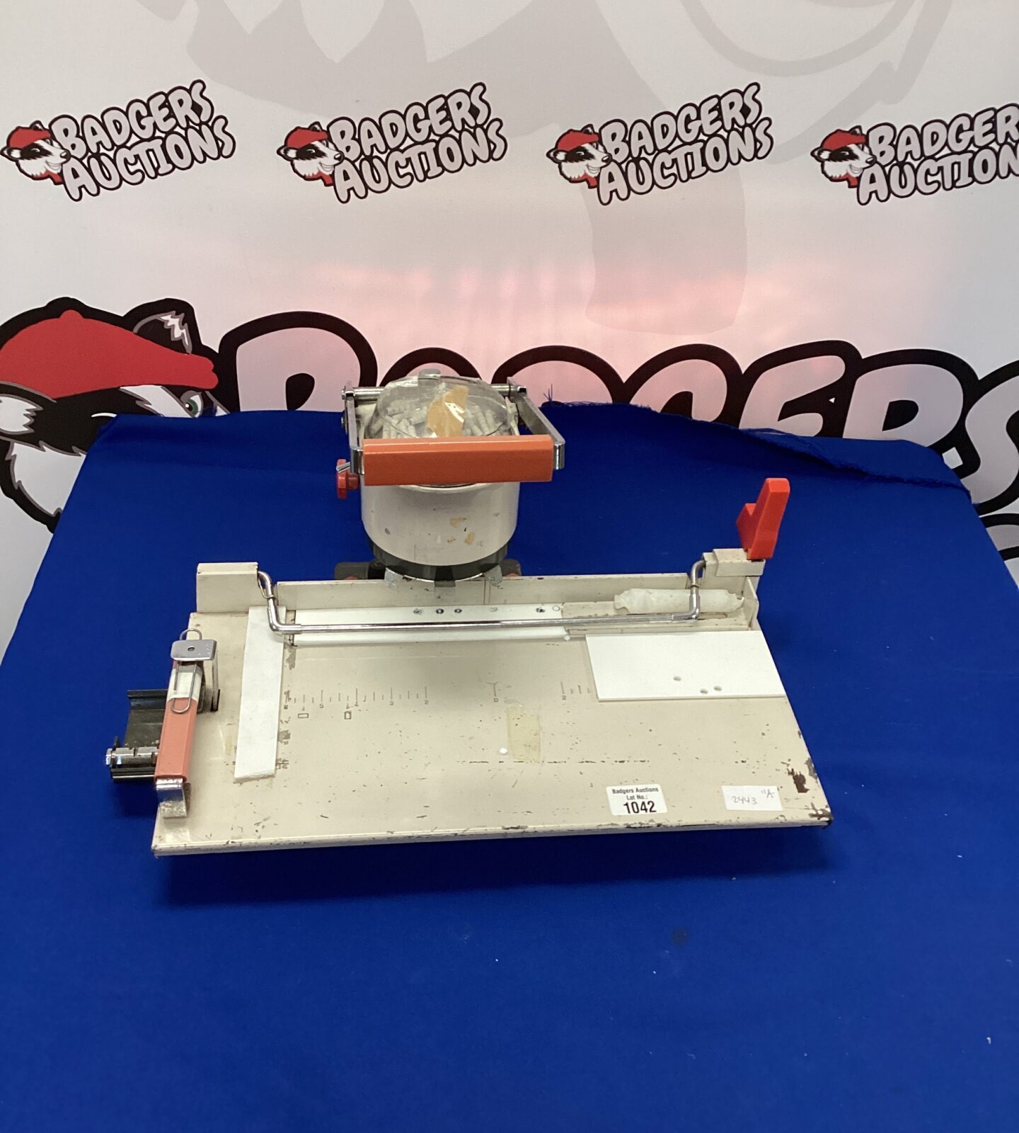 Electric industrial paper hole punch