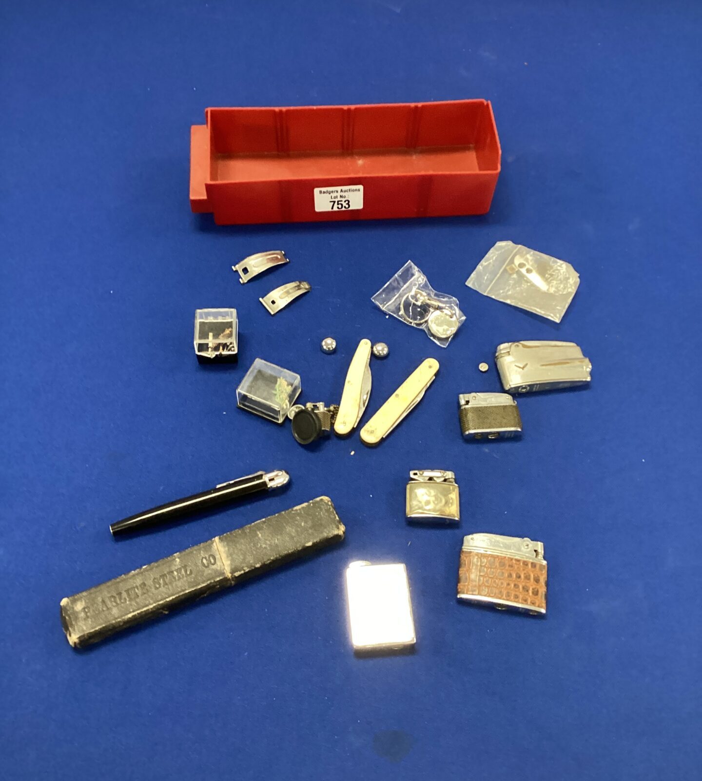 Small lot of vintage lighters, pen knives & barbers close shave razor