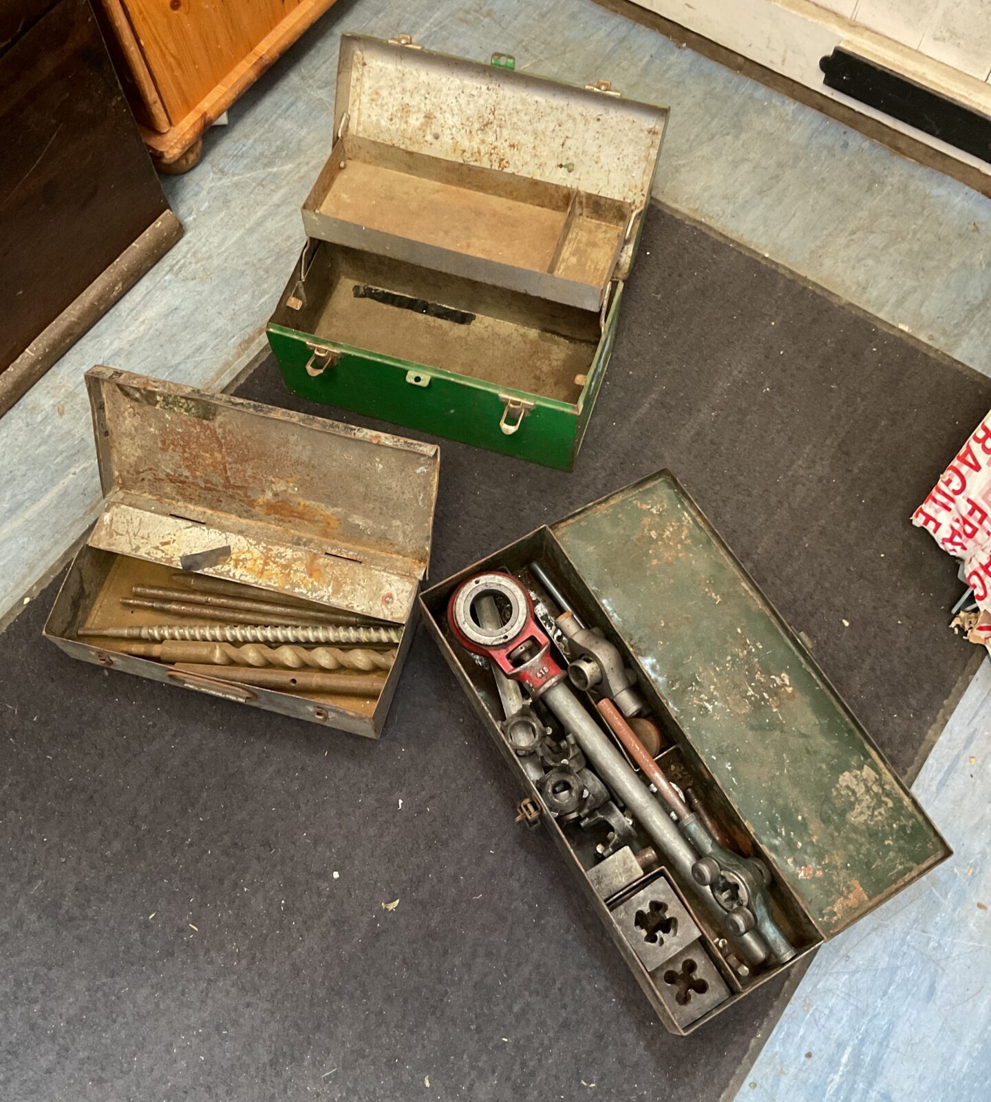 Pipe threading Die Set Tin large Drills and Green Toolbox