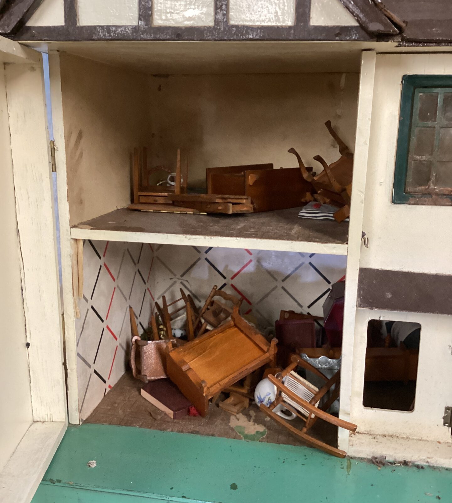 Vintage triang dolls house with furnishings - Image 2