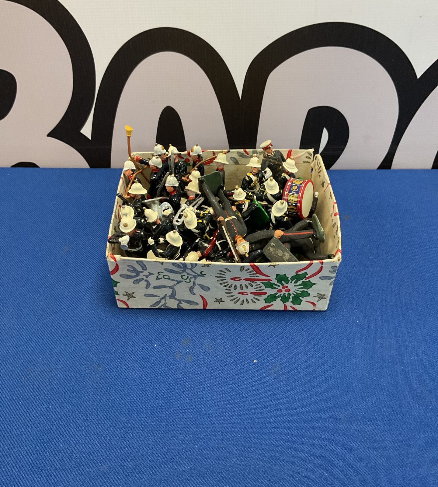 Small box of vintage led soldiers