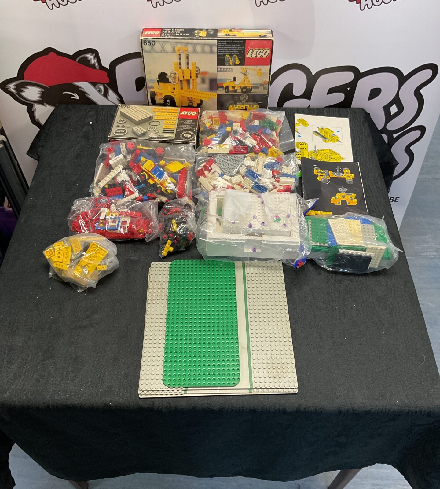 Selection of mixed vintage lego inc sets, parts and figures