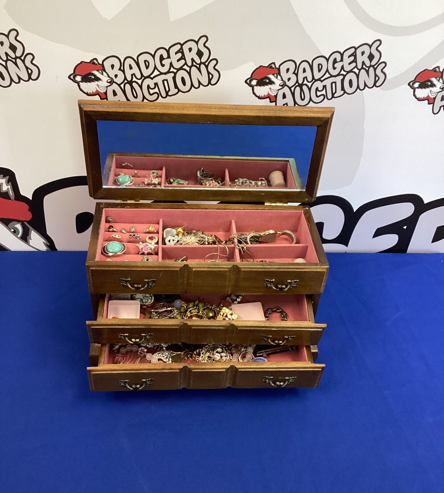 Jewellery box with contents