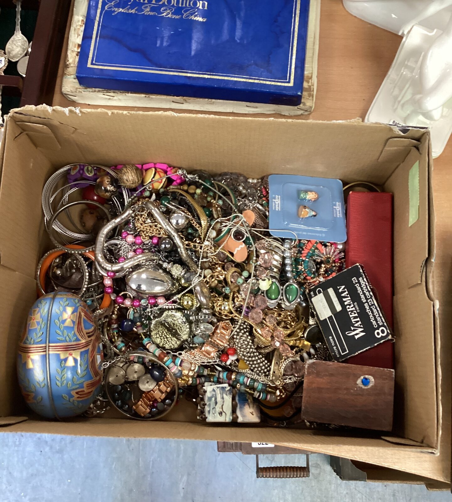 Box of mixed costume jewellery