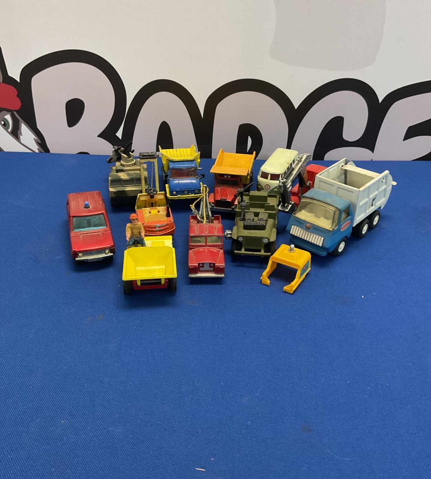 Tray of mixed vintage diecast models inc dinky and tonka