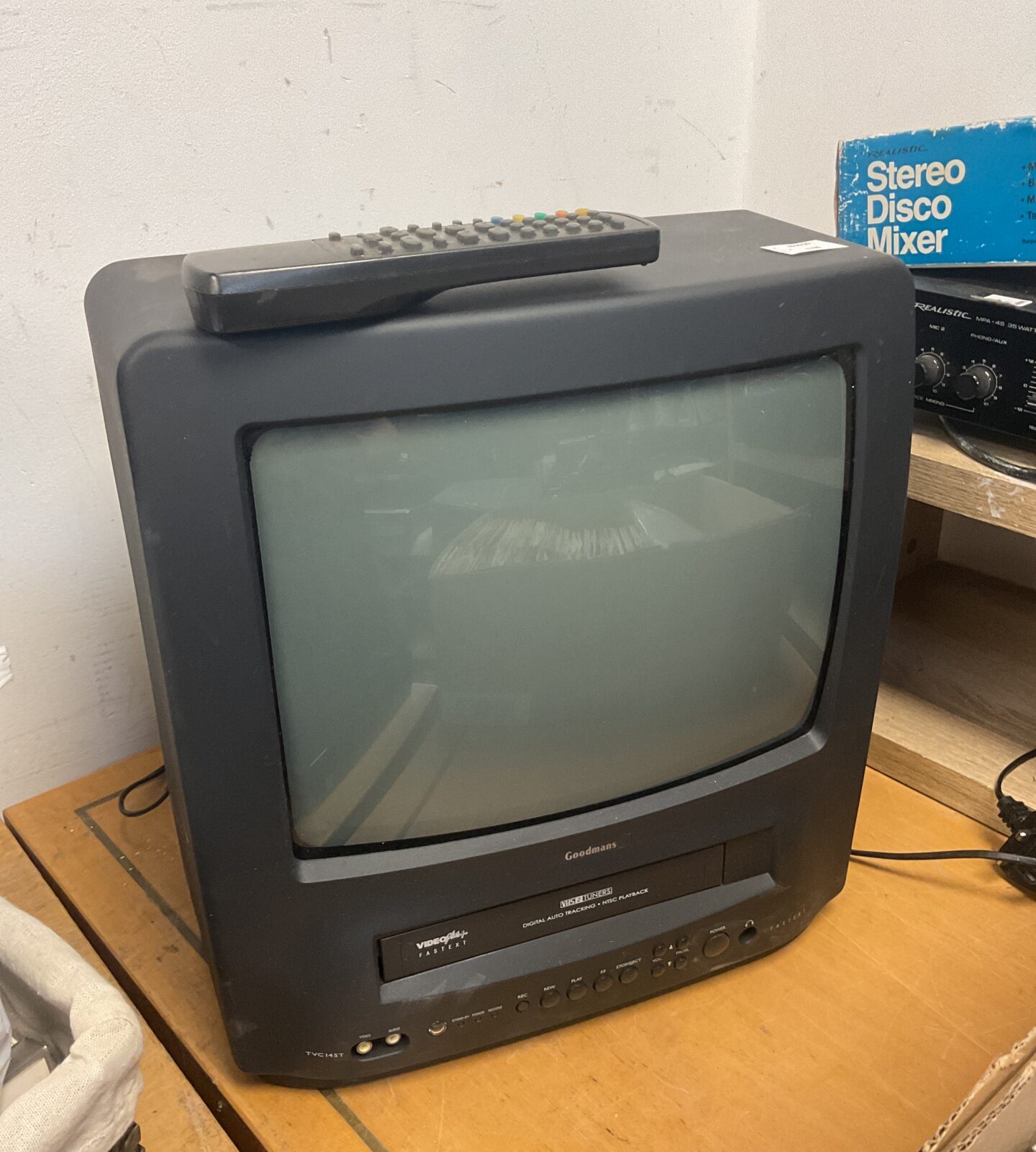 Goodmans crt tv with built in vhs player & remote