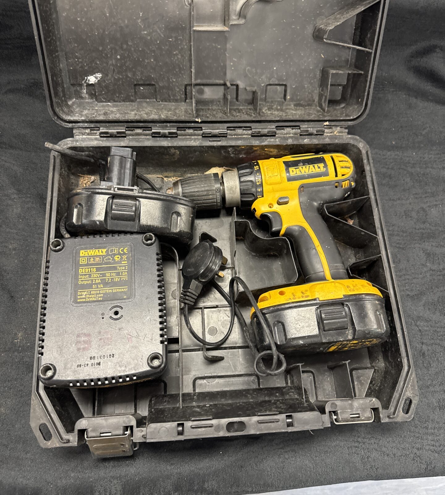 Dewalt cordless drill with batteries & charger - working