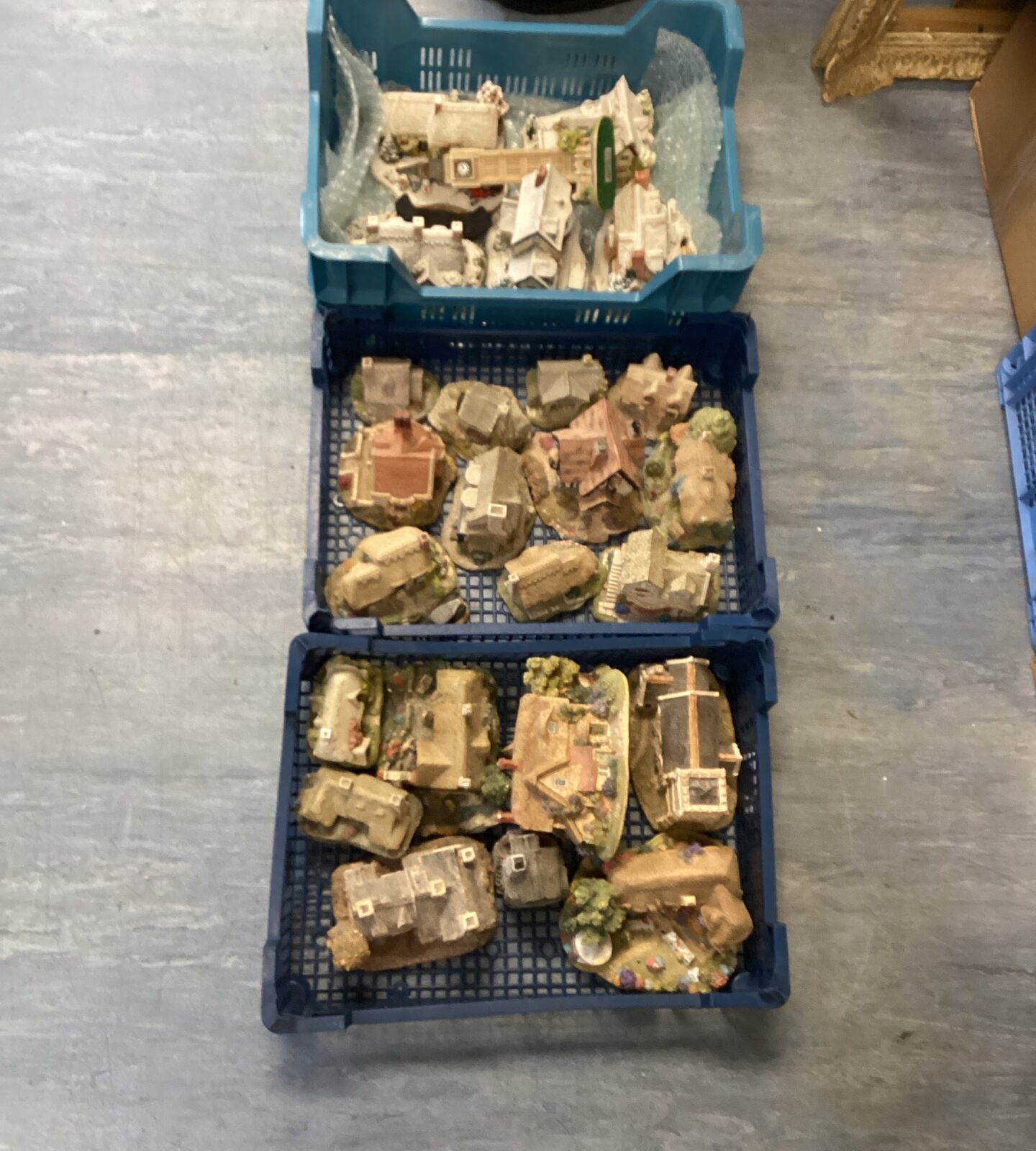 Three trays of lilliput lane houses and cottages