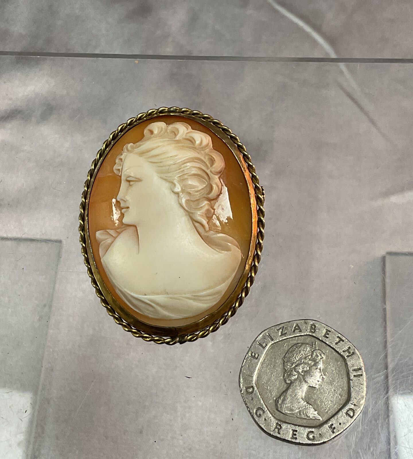 Yellow metal cameo brooch