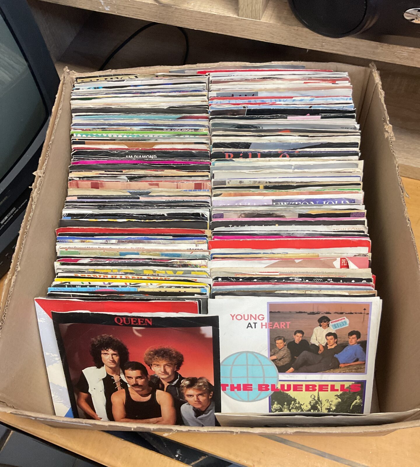 Collection of 7” single vinyl records inc queen & huey lewis