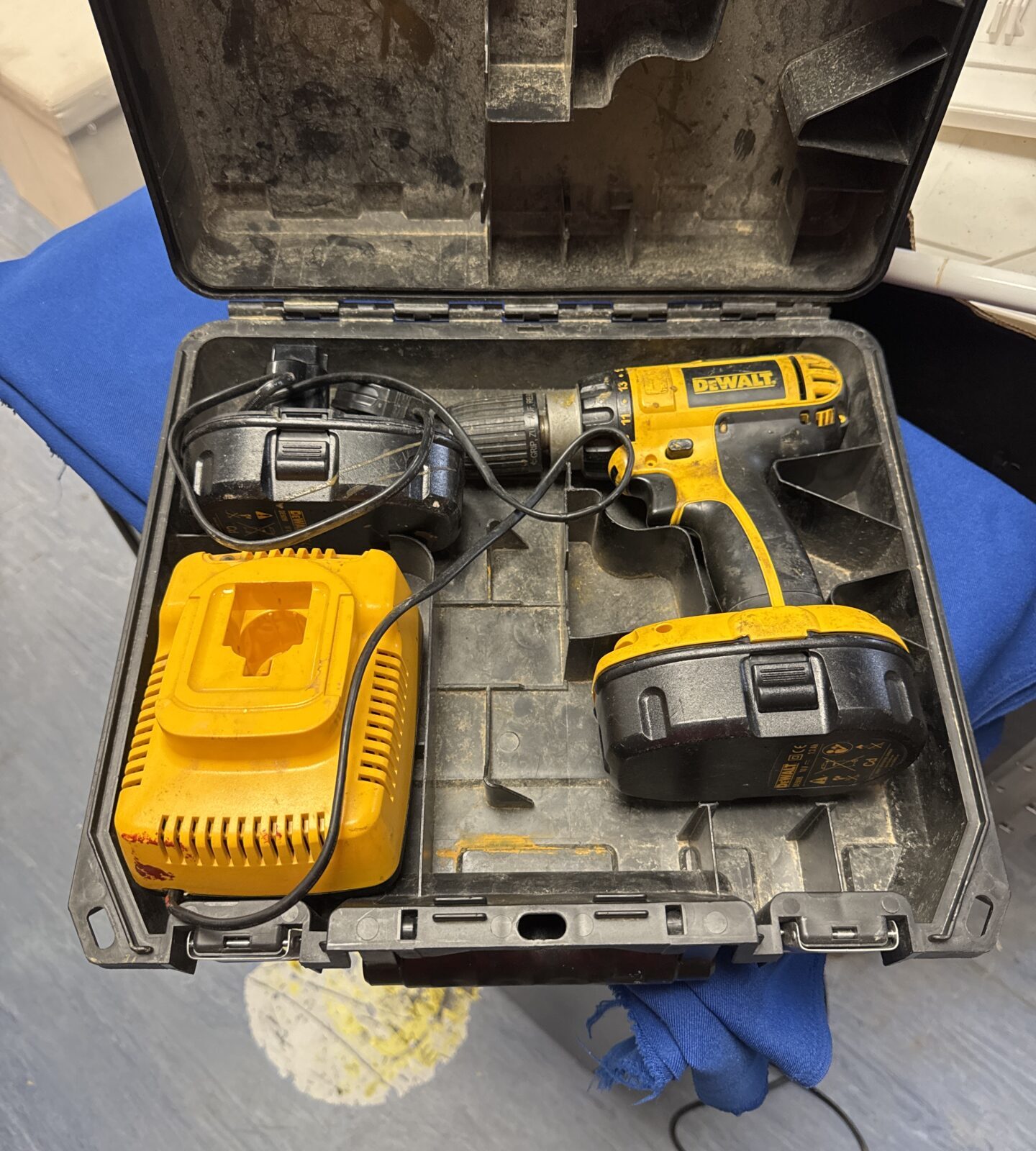 Dewalt cordless drill with charger & batteries - working