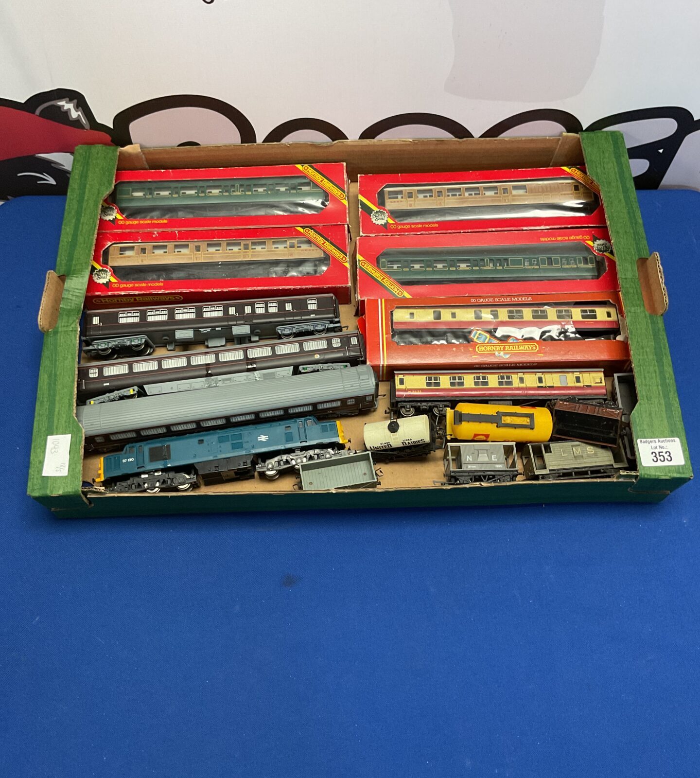 Tray of mixed hornby railways carriages and trains