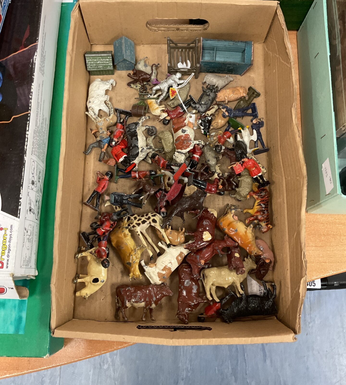 Tray of vintage Britains and other lead figures inc farm animals and soldiers