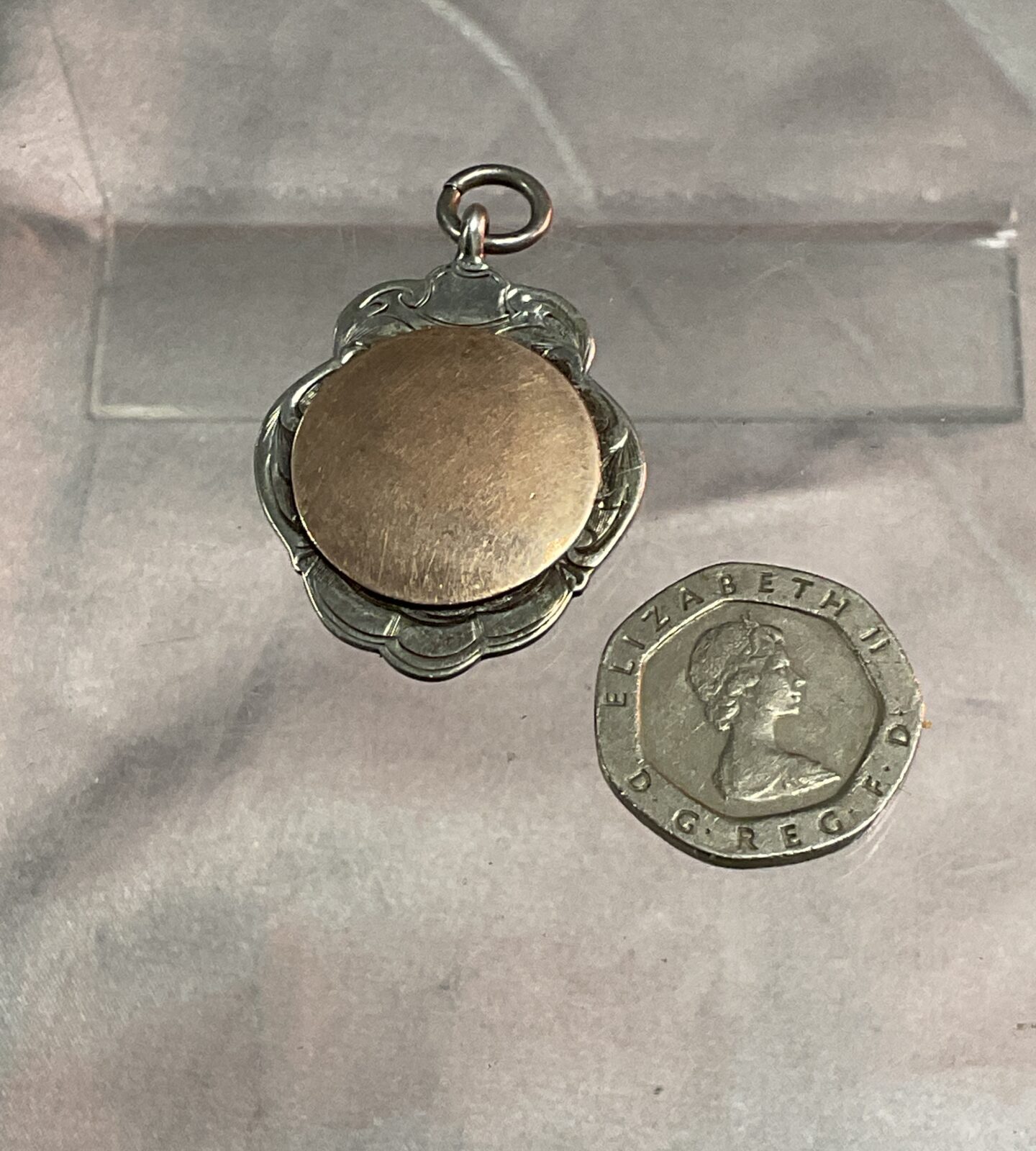 Hallmarked Silver Medal with Yellow metal Disc on face 10.2g gros