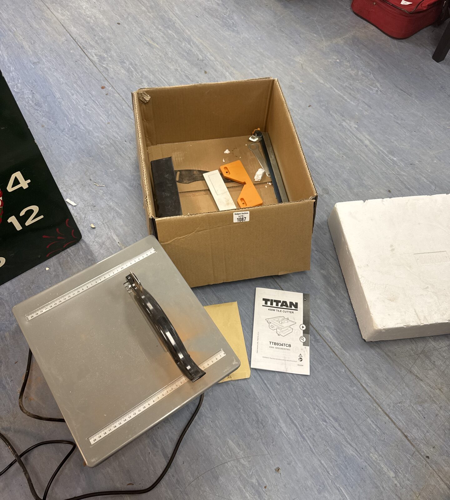 Titan 450w tile cutter - working