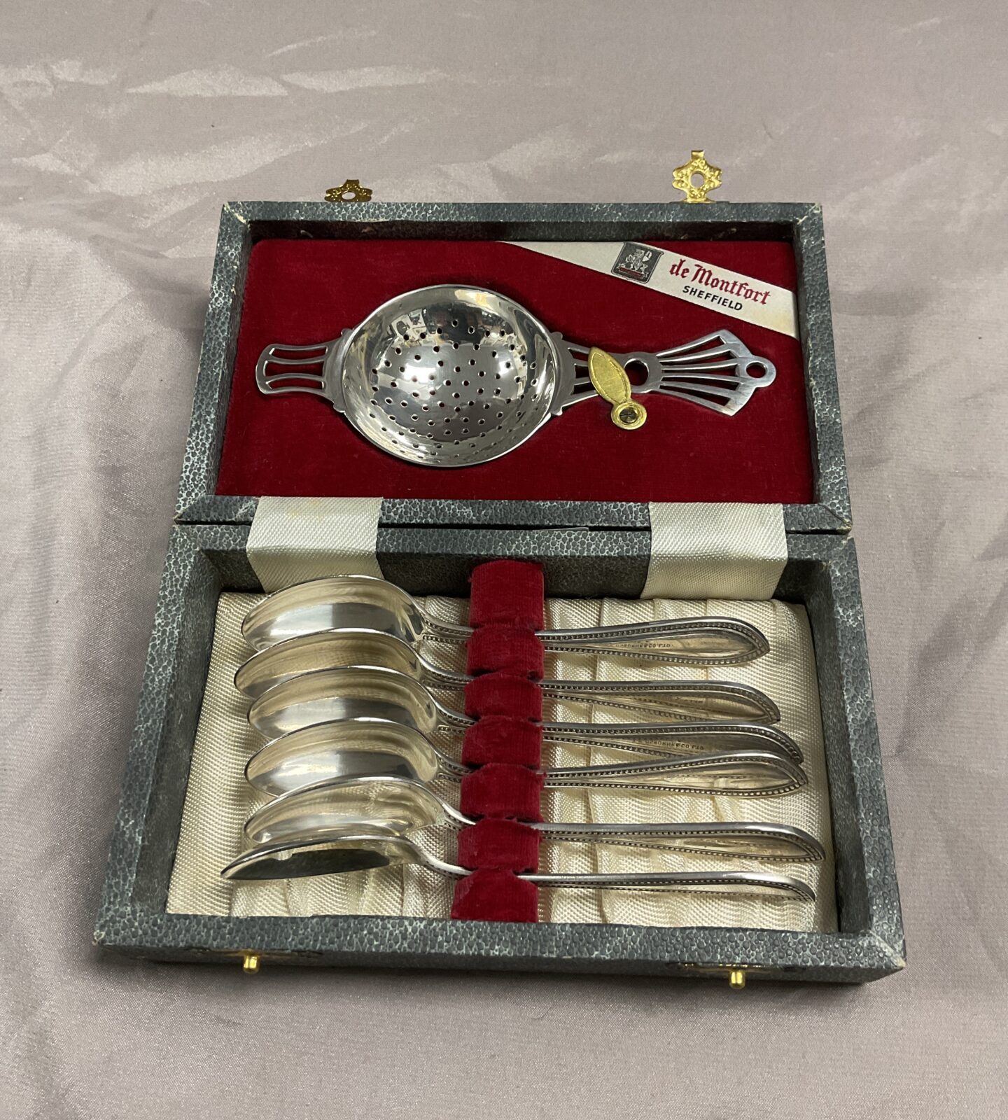 De Montfort silver plate Tea strainer and spoon set