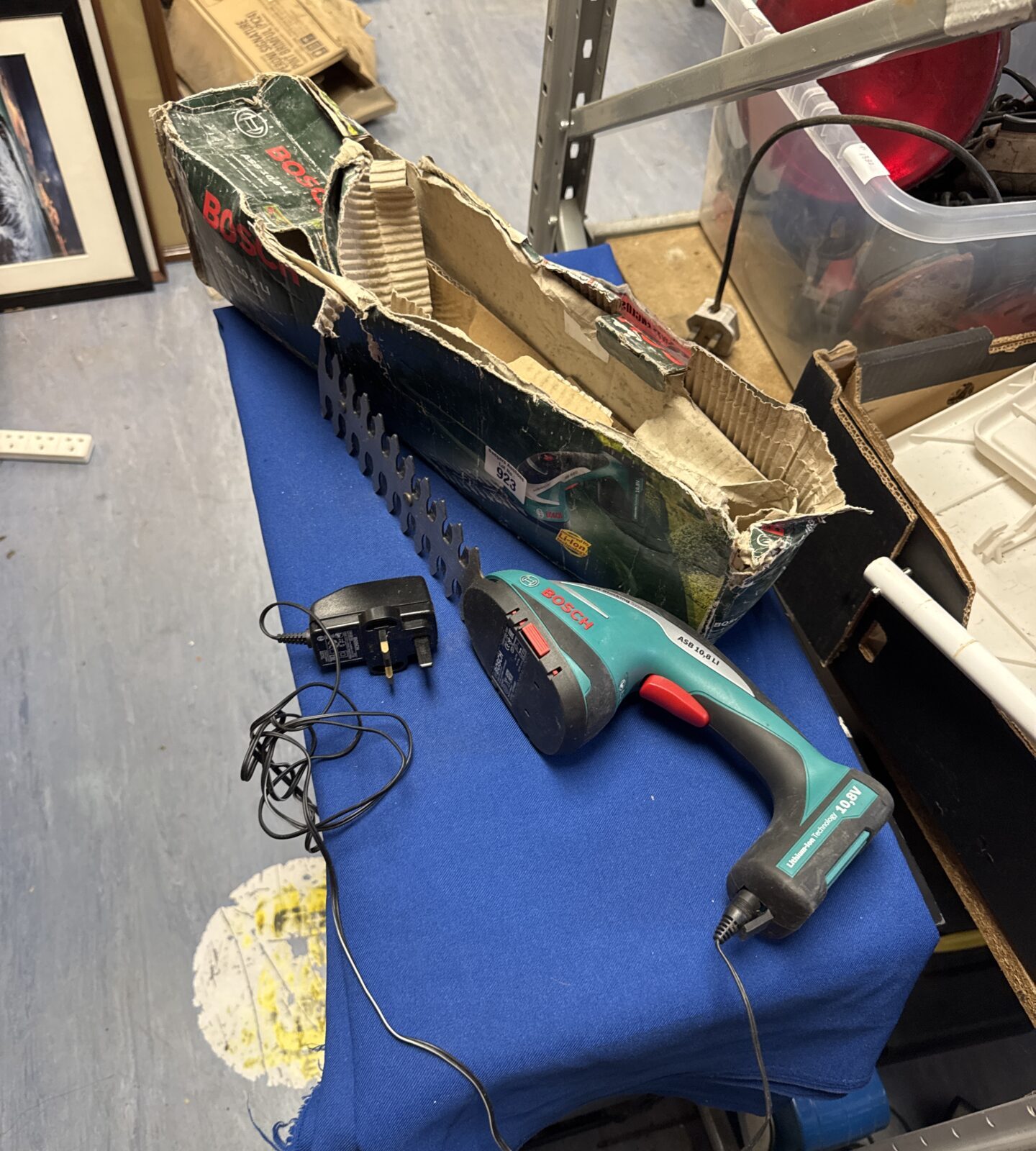 Bosch cordless hedge pruner with charger - working