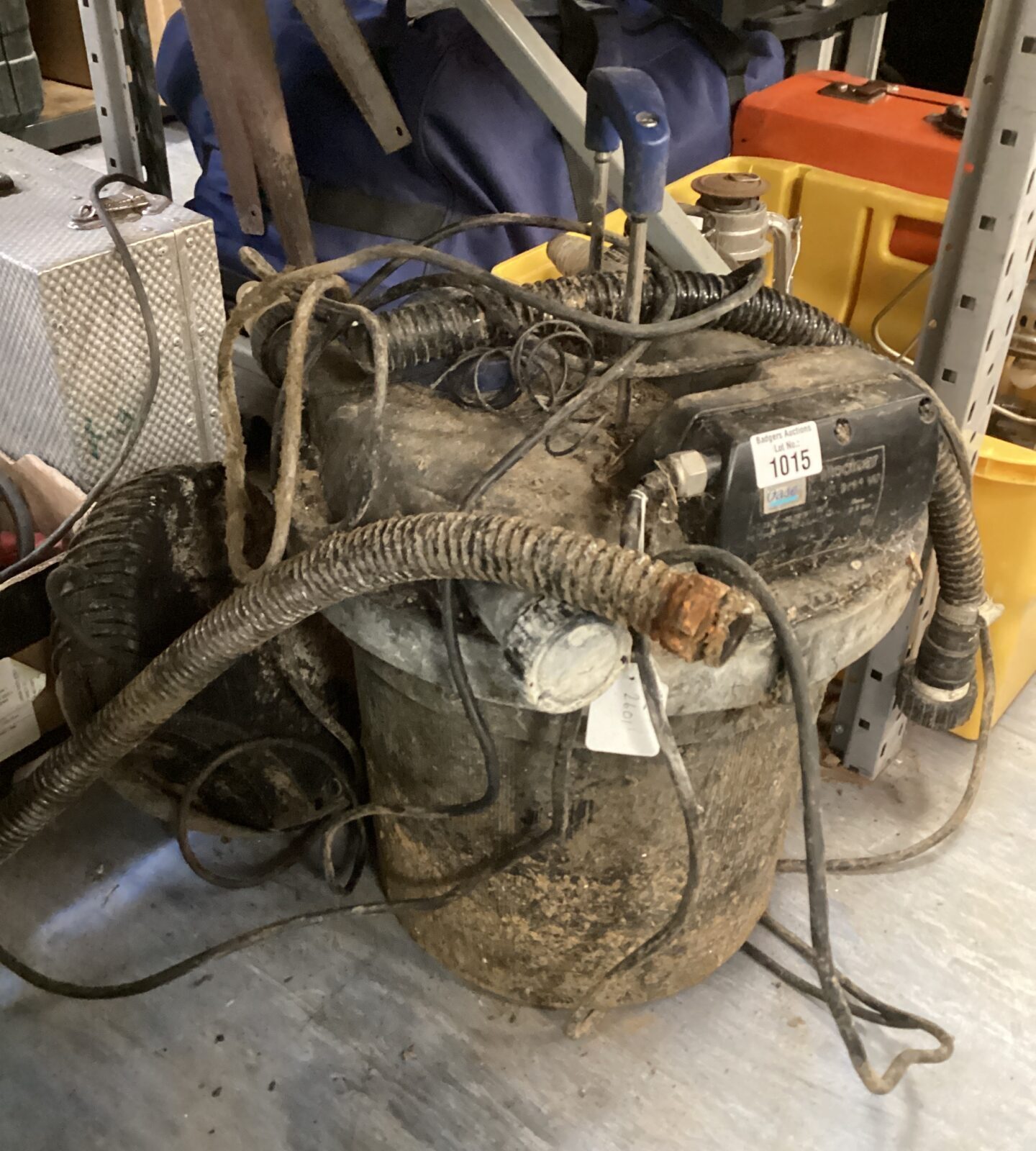 Pond pump with filter