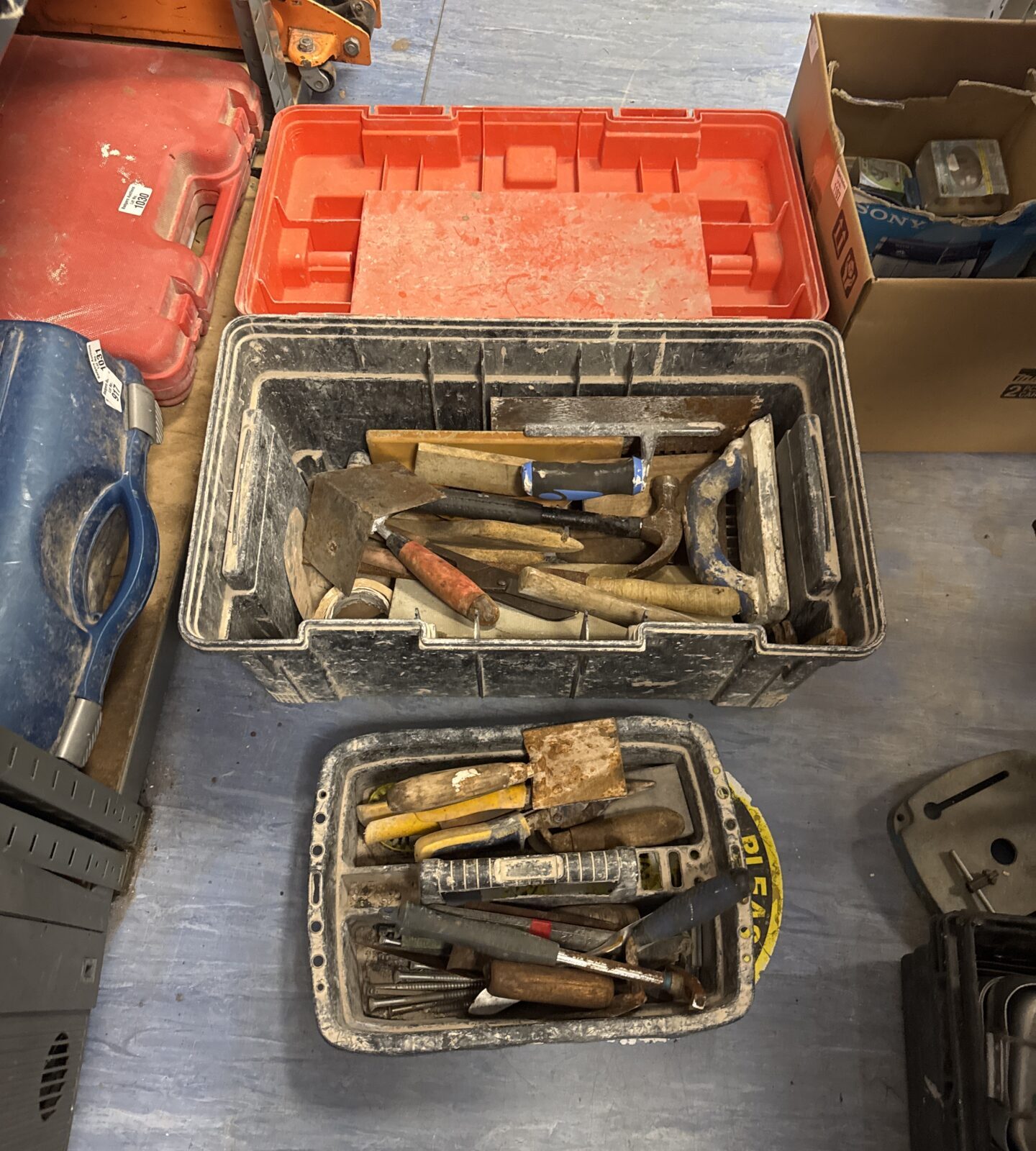 Large plastic toolbox with contents - toolbox has no clasps on lid