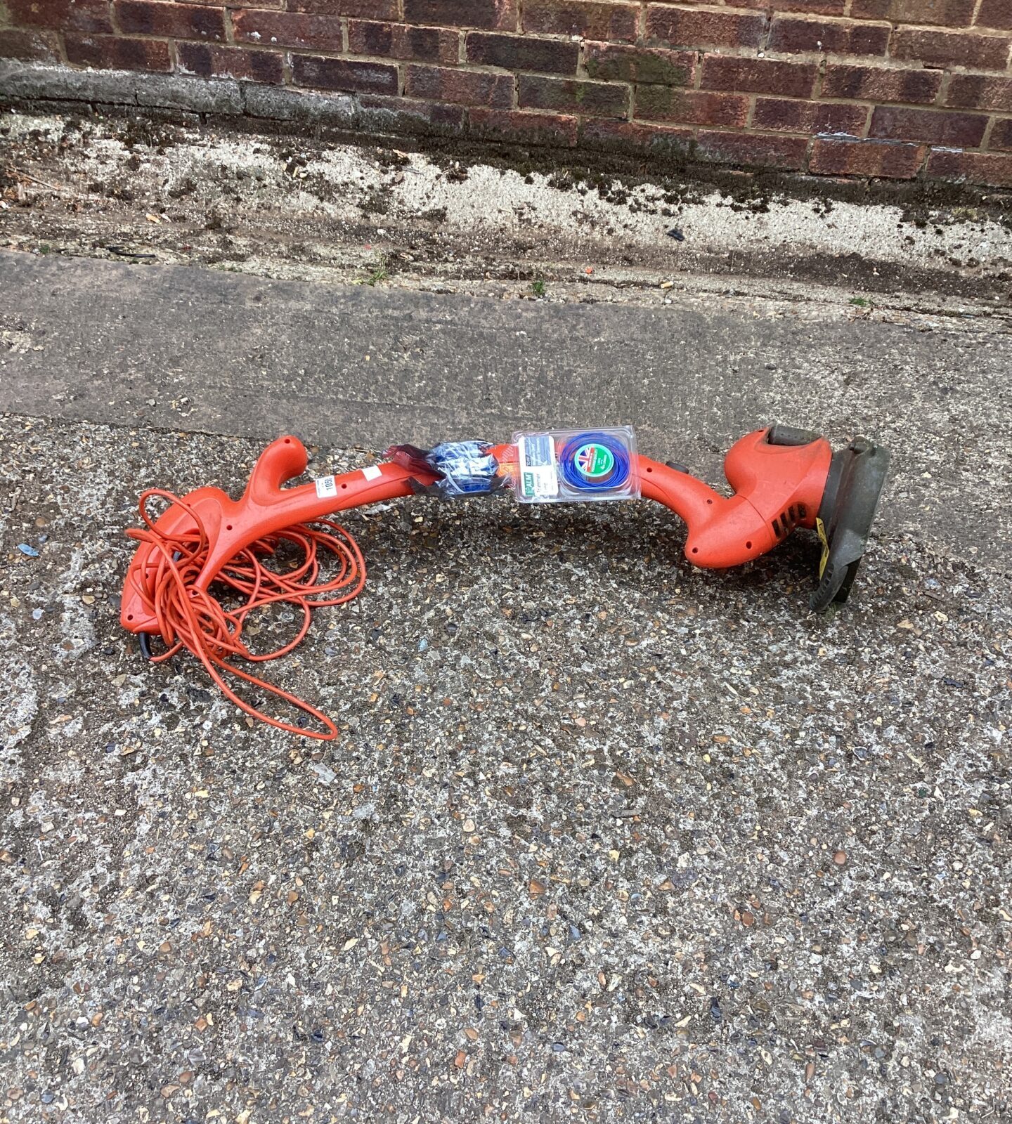 Electric garden strimmer with accessories