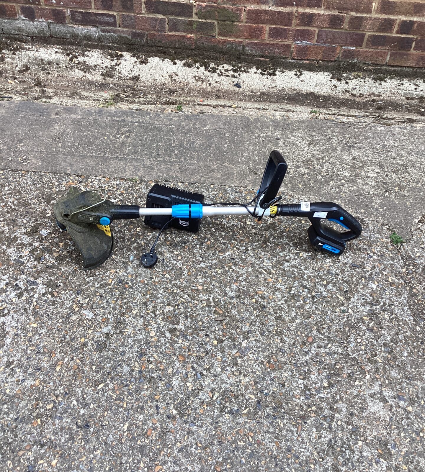 MAC Battery powered garden strimmer with charger