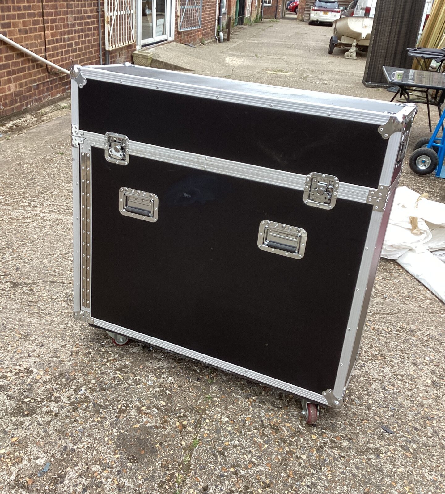 Large wheeled transport case