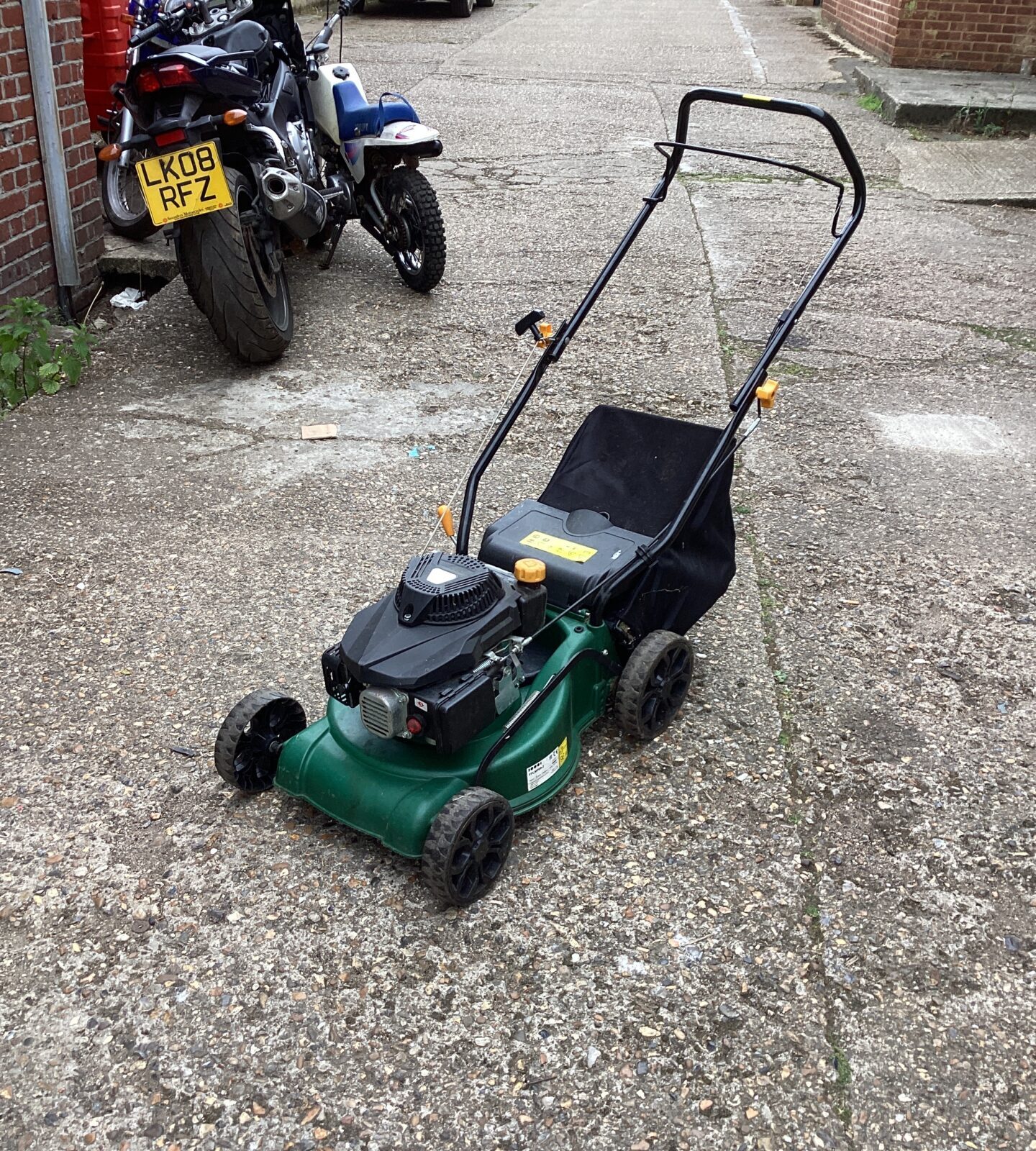 FPLM 99-3 petrol lawn mower